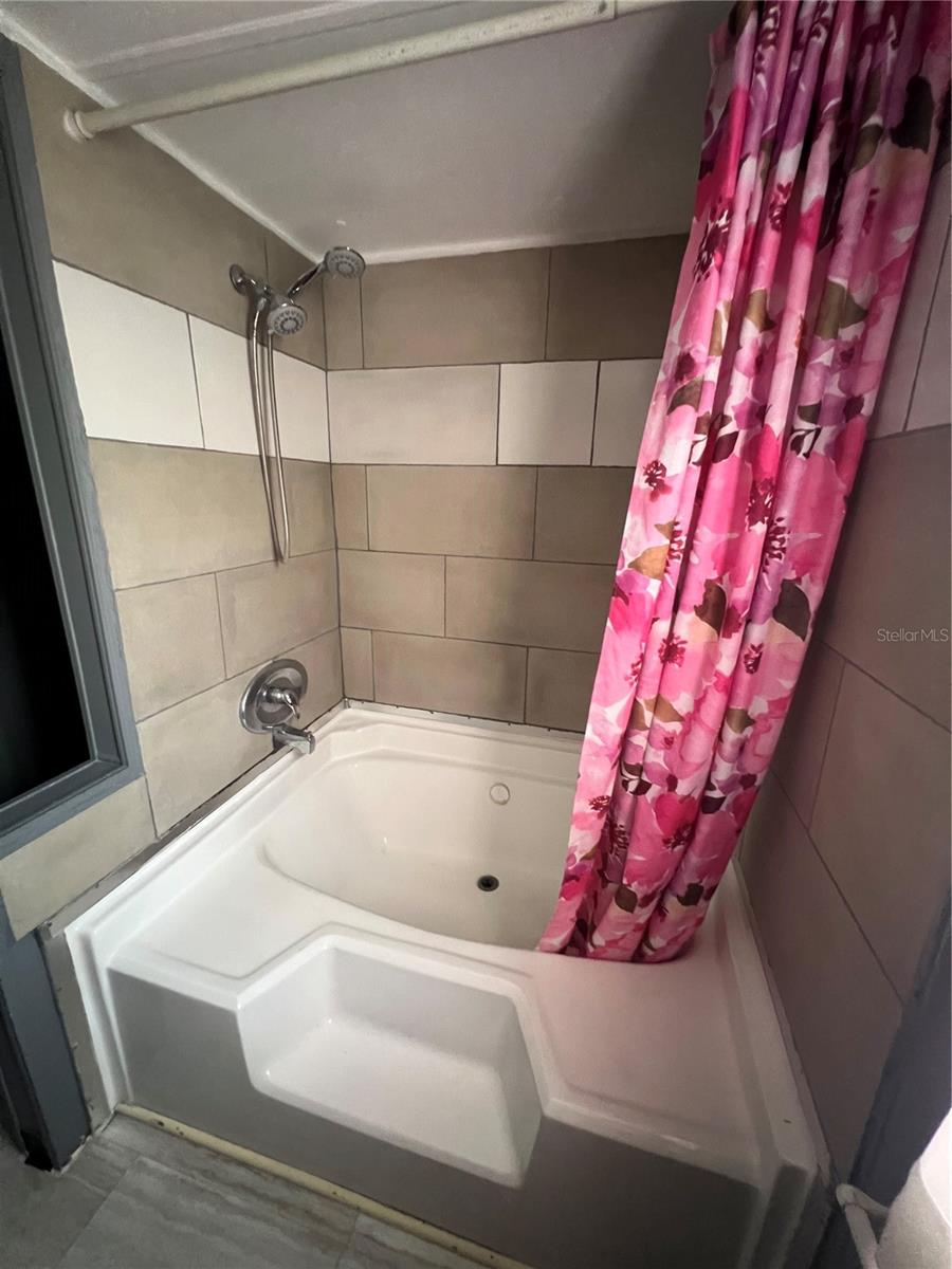 Listing photo id 11 for 6720 Park Boulevard N 77