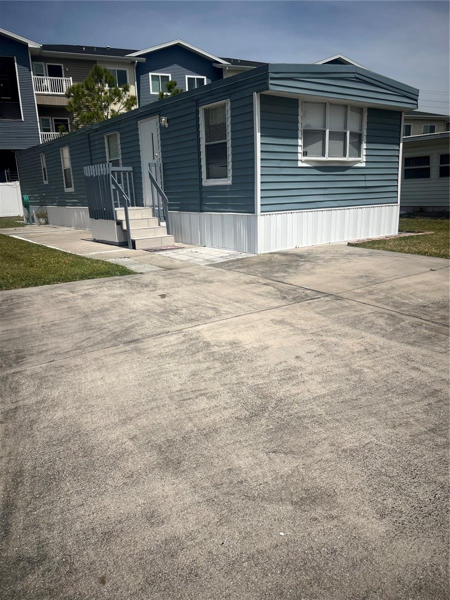 Listing photo id 0 for 6720 Park Boulevard N 77