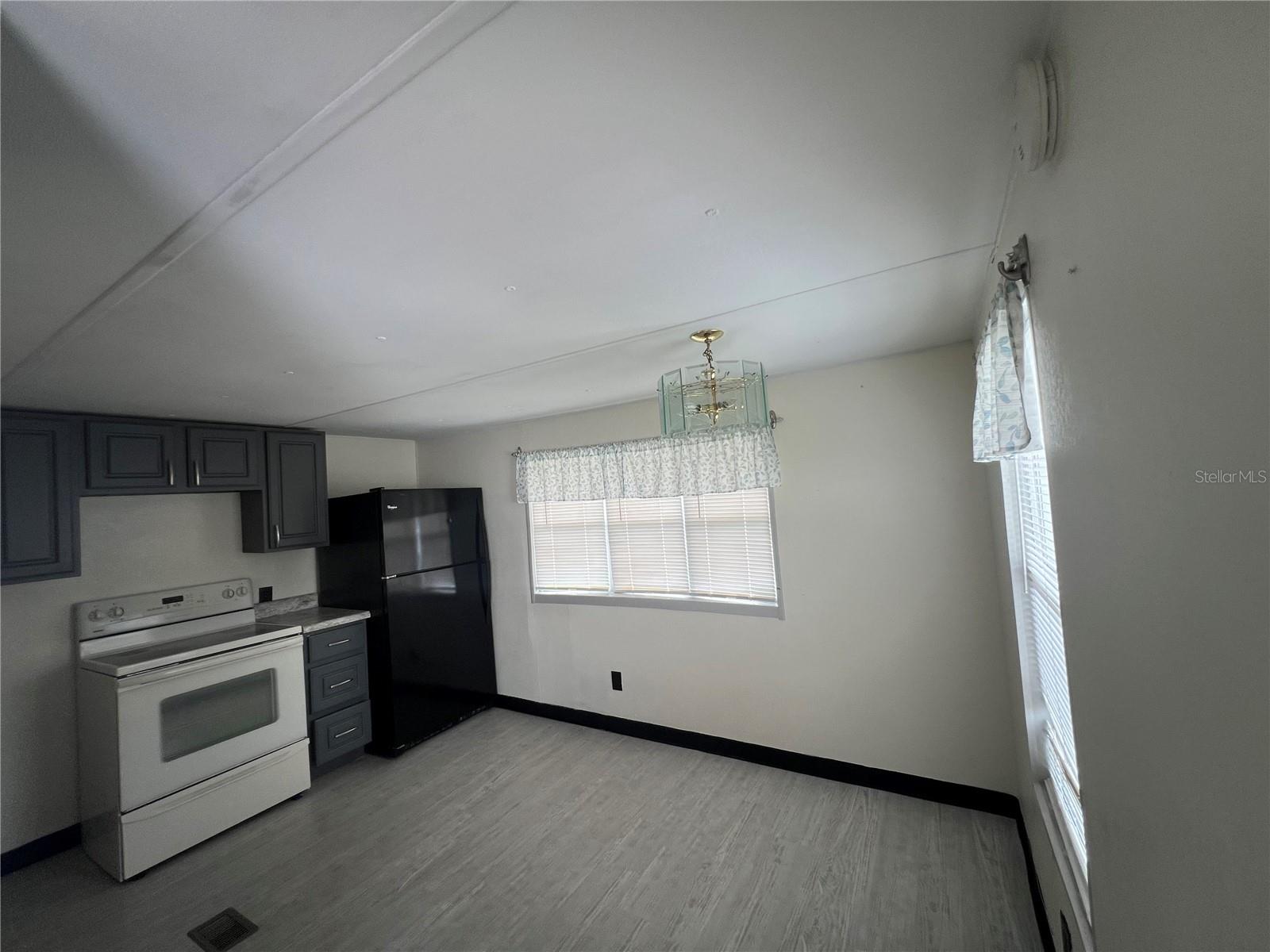 Listing photo id 3 for 6720 Park Boulevard N 77
