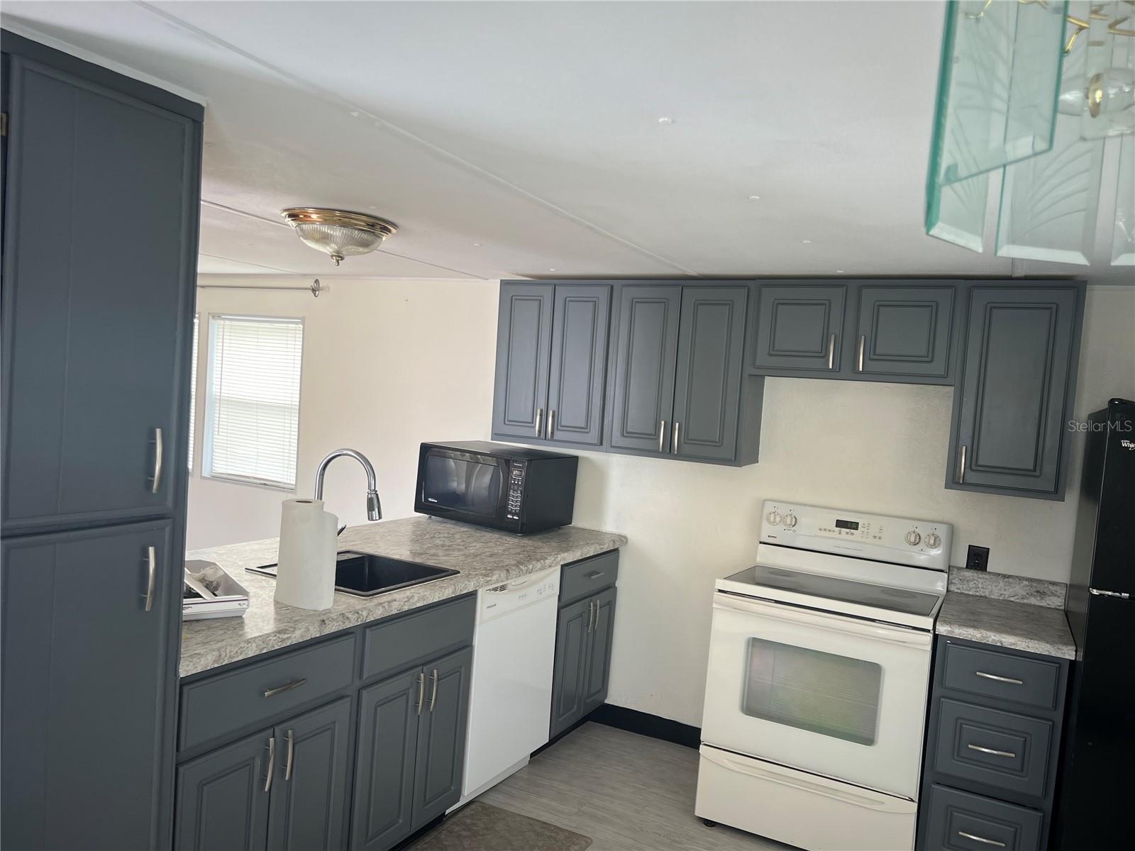 Listing photo id 4 for 6720 Park Boulevard N 77
