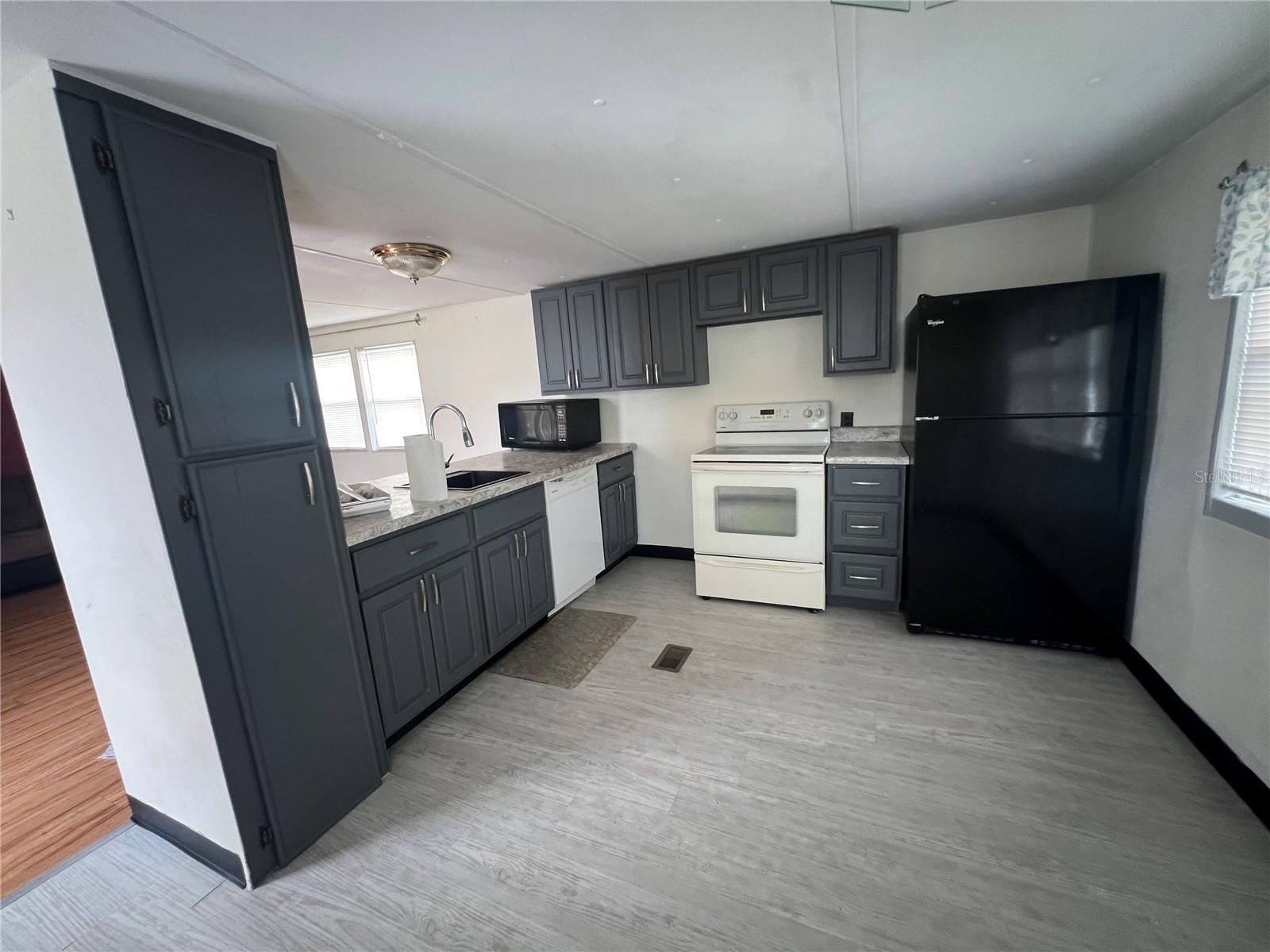 Listing photo id 5 for 6720 Park Boulevard N 77