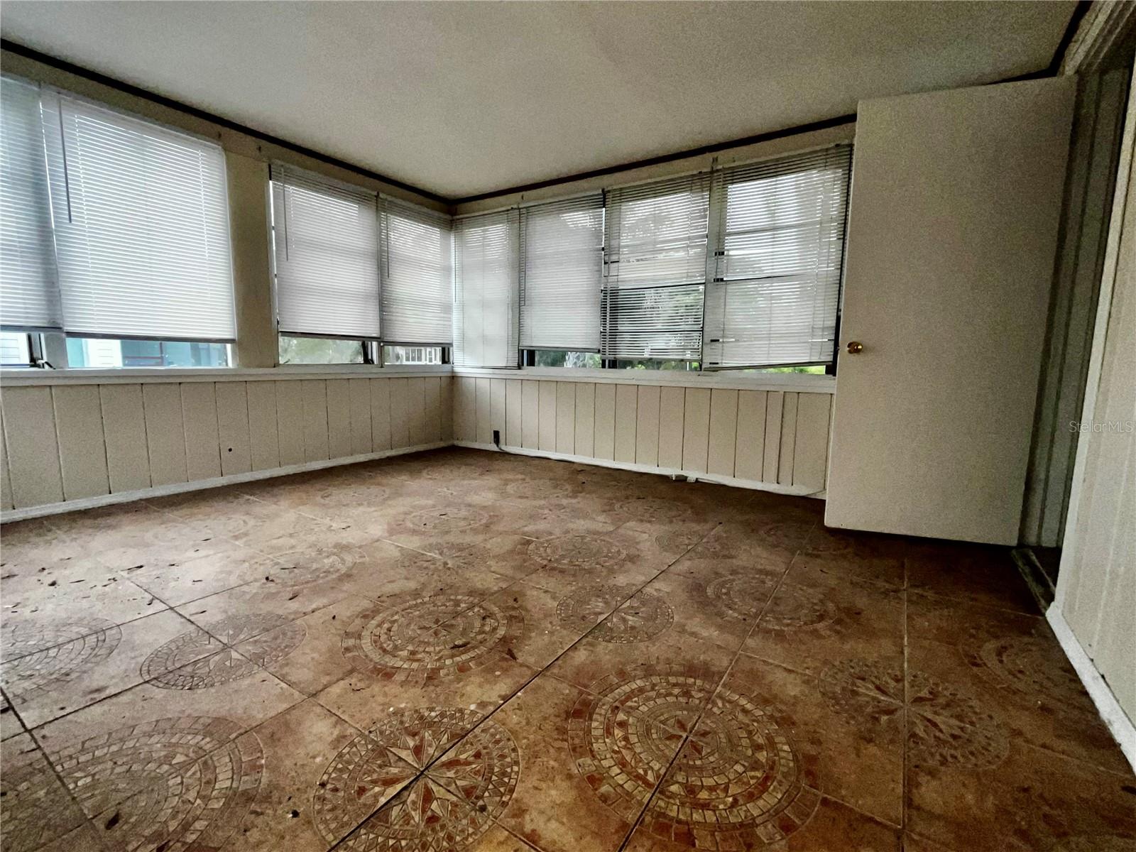 Image 15 of 37 For 2800 Dartmouth Avenue N