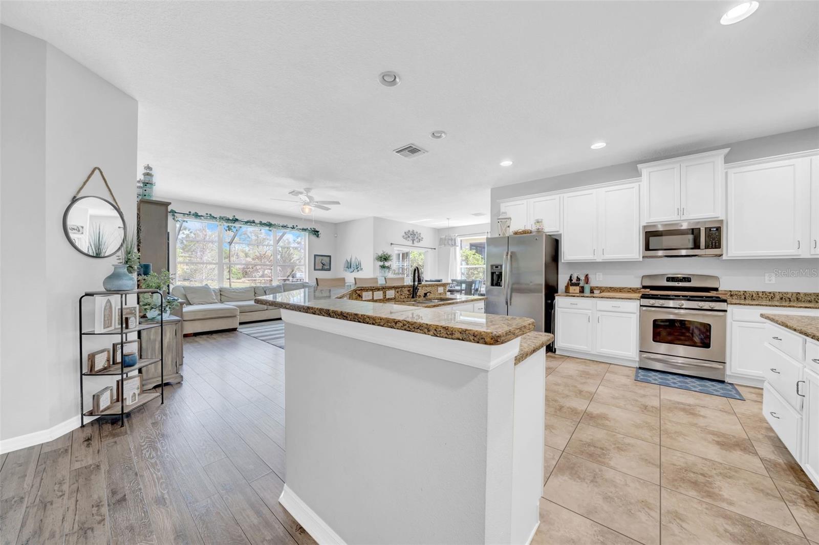 Listing photo id 8 for 15861 Starling Water Drive