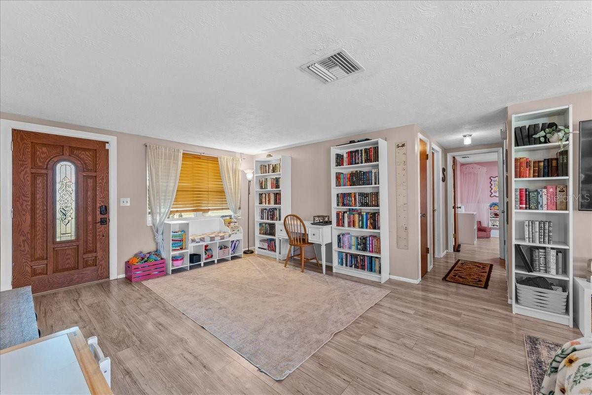 Listing photo id 11 for 3748 Redwood Drive