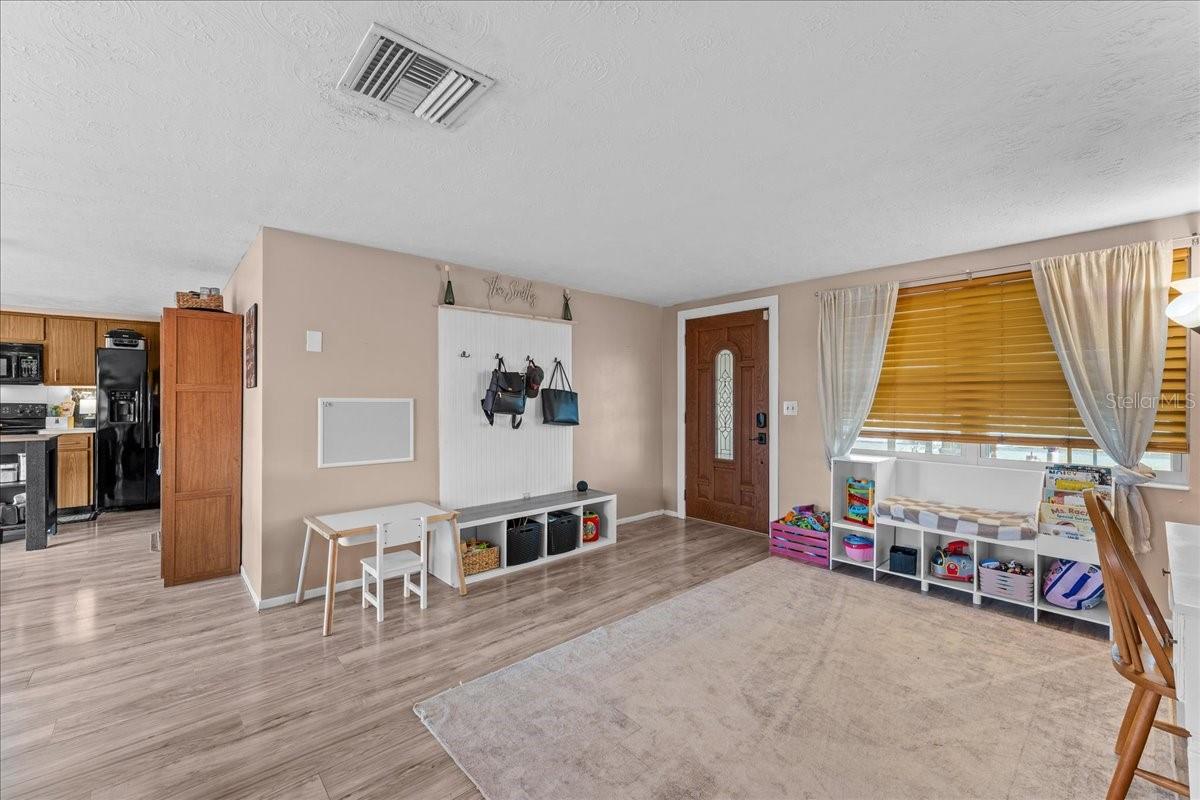 Listing photo id 12 for 3748 Redwood Drive