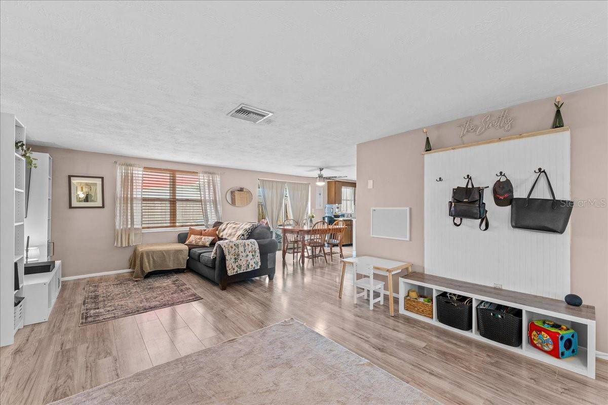 Listing photo id 13 for 3748 Redwood Drive