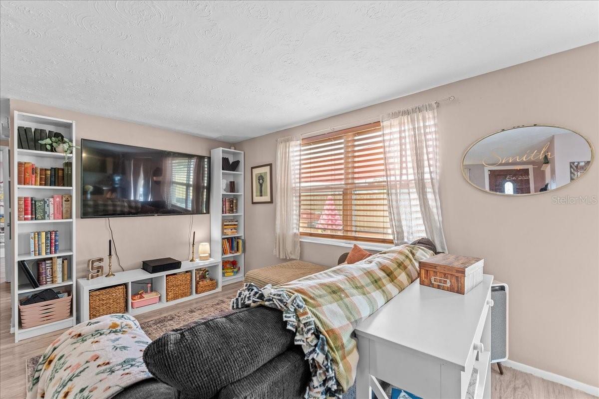 Listing photo id 14 for 3748 Redwood Drive