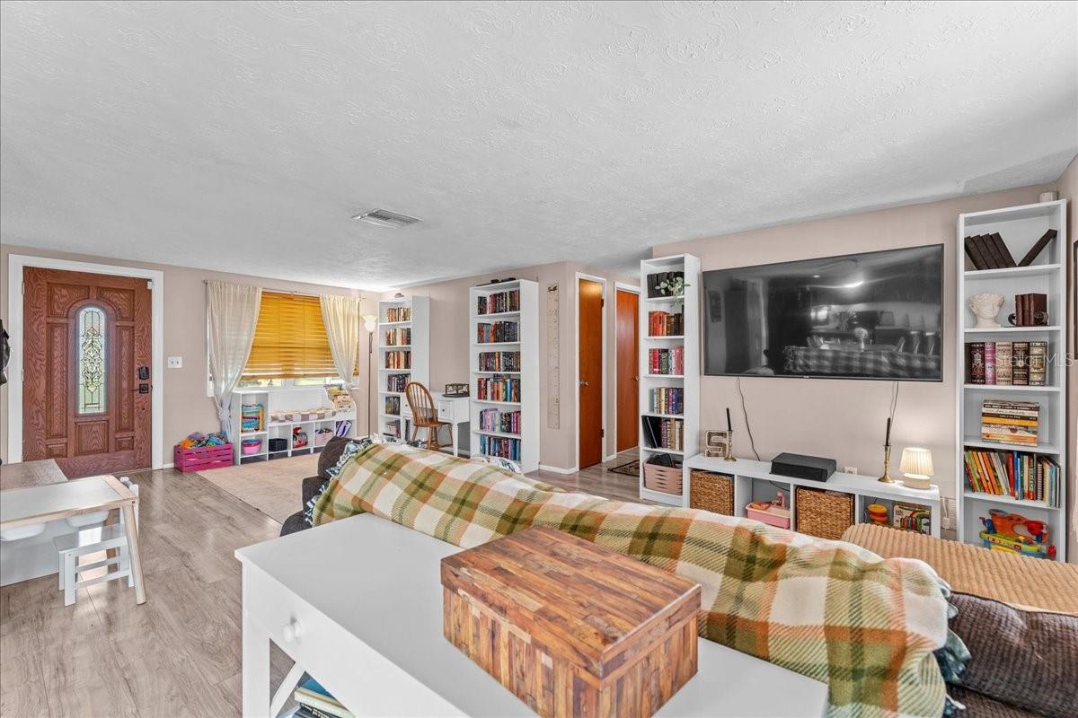 Listing photo id 15 for 3748 Redwood Drive