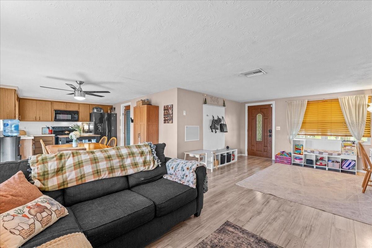 Listing photo id 16 for 3748 Redwood Drive