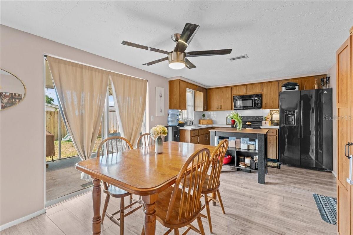 Listing photo id 17 for 3748 Redwood Drive