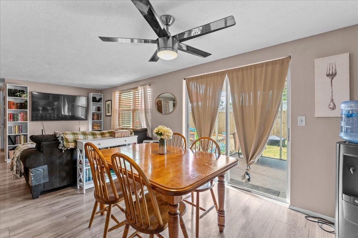 Listing photo id 18 for 3748 Redwood Drive