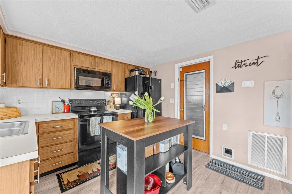Listing photo id 20 for 3748 Redwood Drive