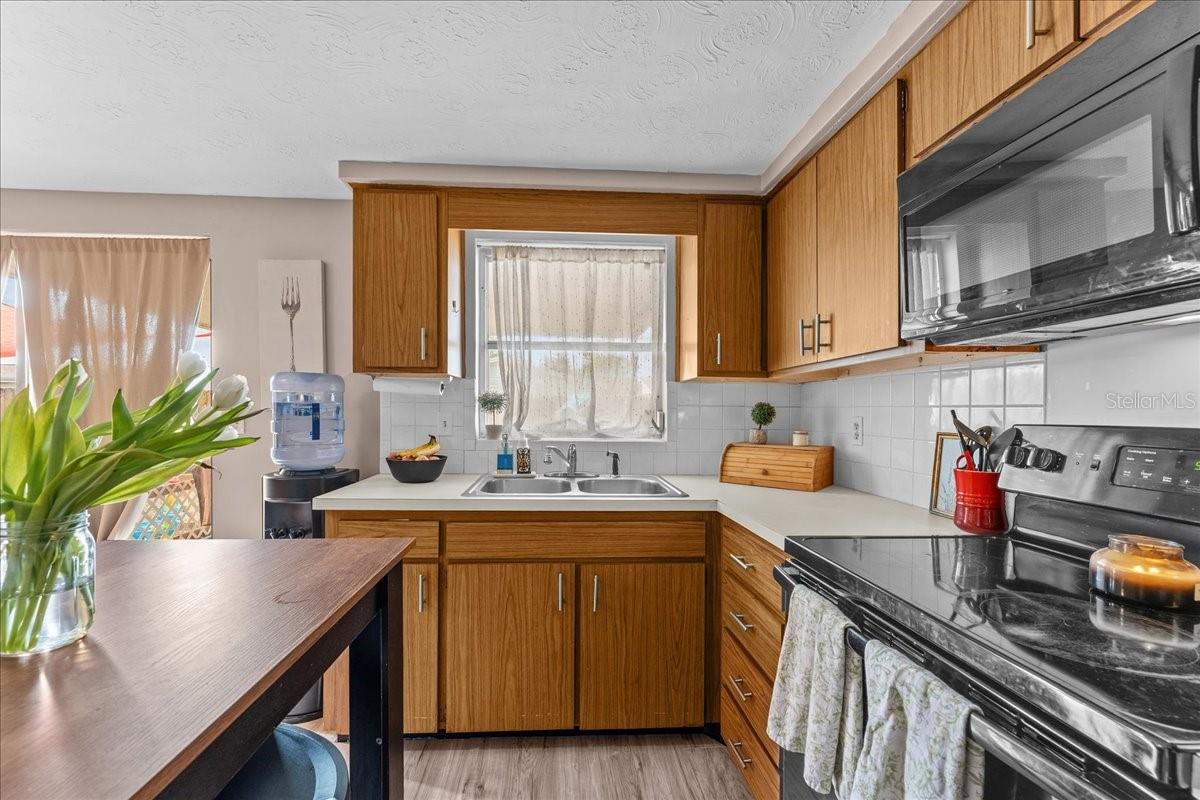 Listing photo id 21 for 3748 Redwood Drive