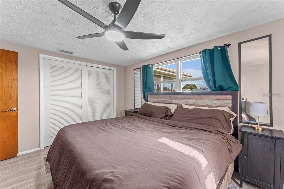 Listing photo id 31 for 3748 Redwood Drive