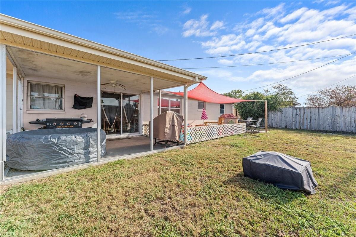 Listing photo id 32 for 3748 Redwood Drive