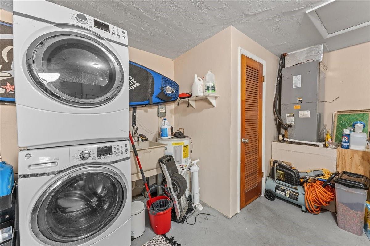 Listing photo id 44 for 3748 Redwood Drive