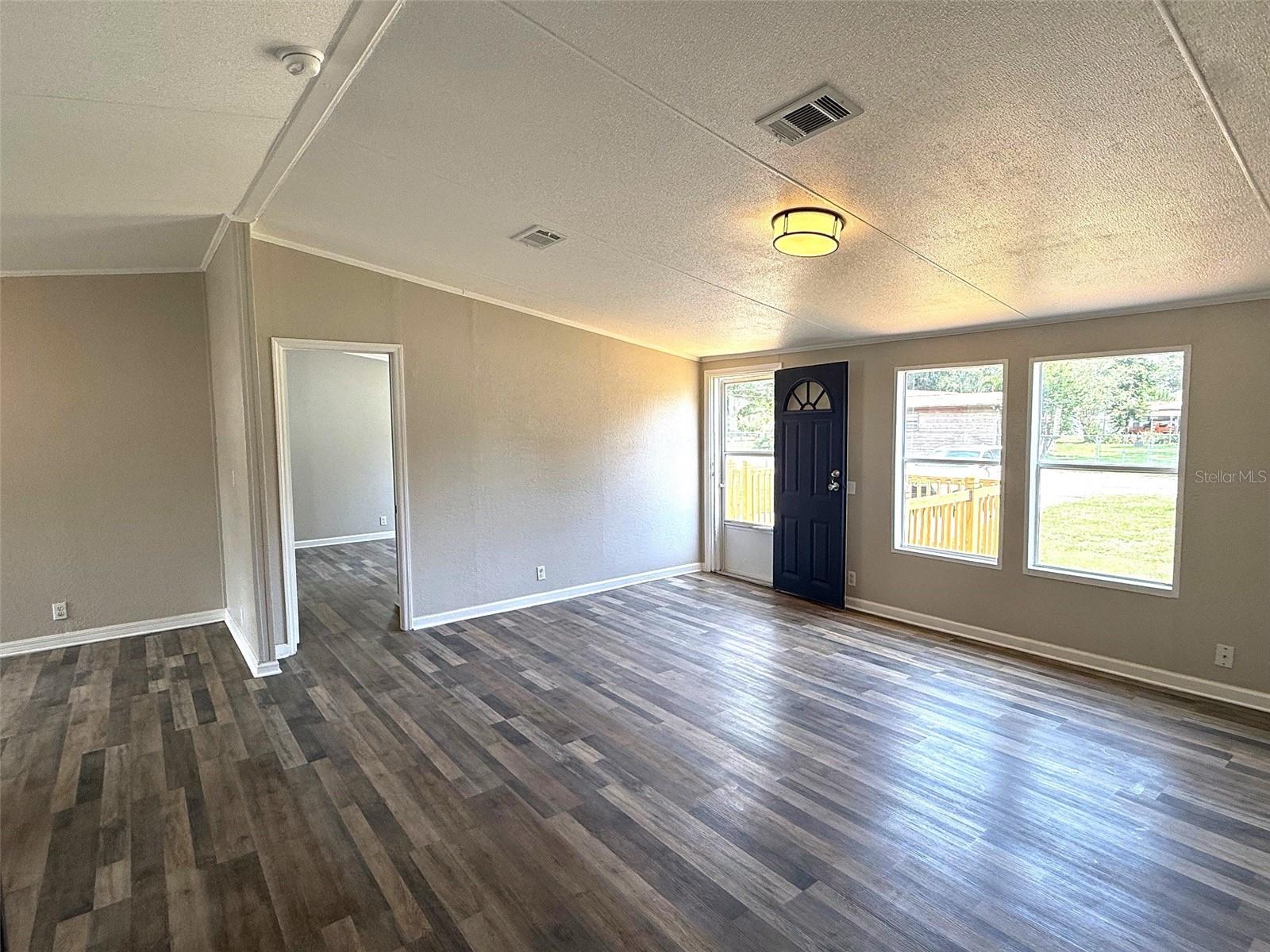 Listing photo id 9 for 304 Mccolskey Avenue