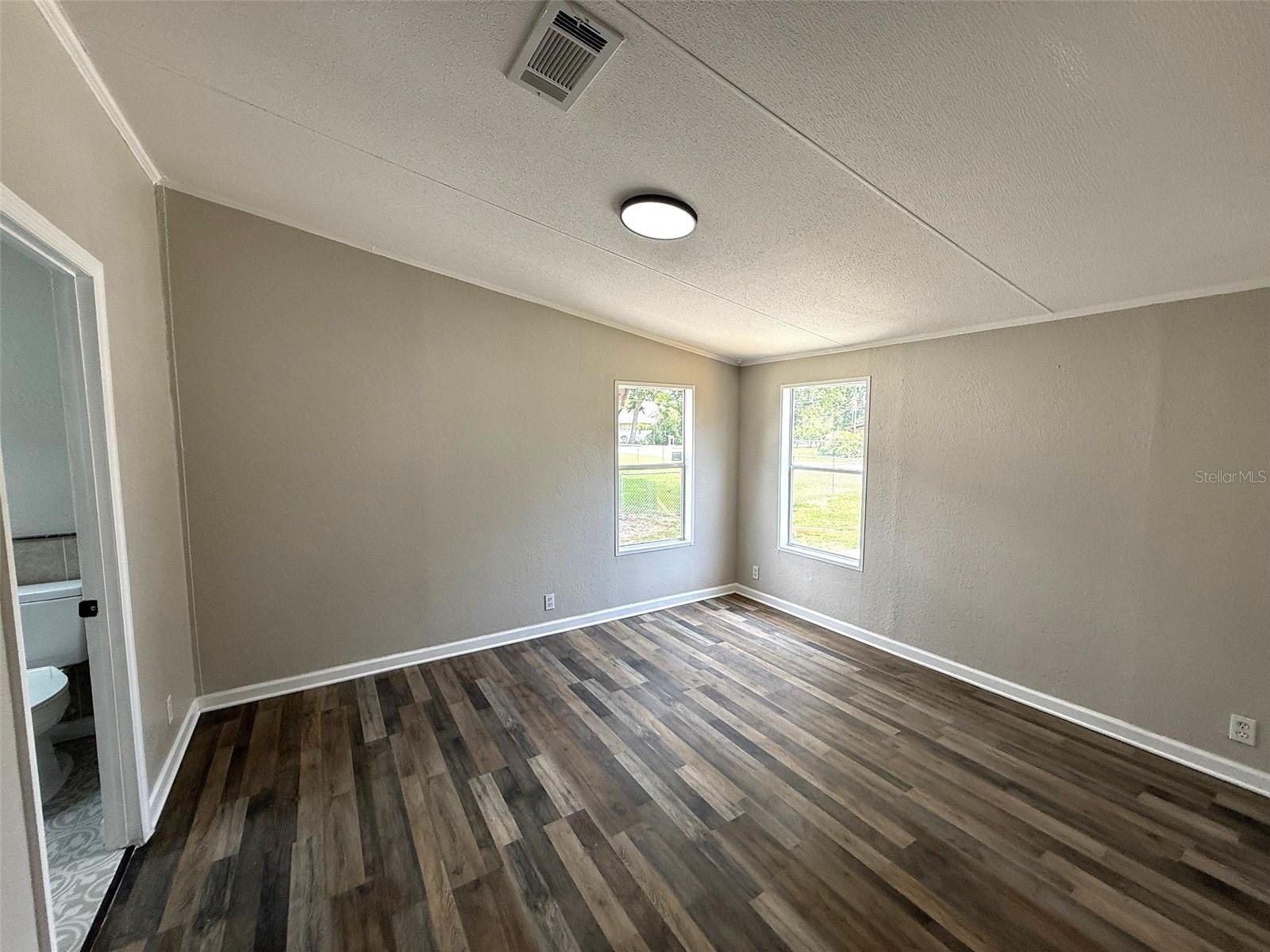 Listing photo id 10 for 304 Mccolskey Avenue