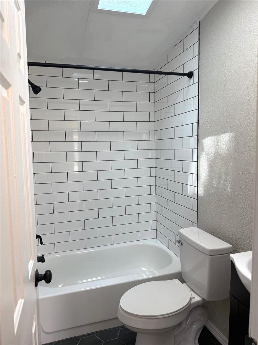 Listing photo id 13 for 304 Mccolskey Avenue