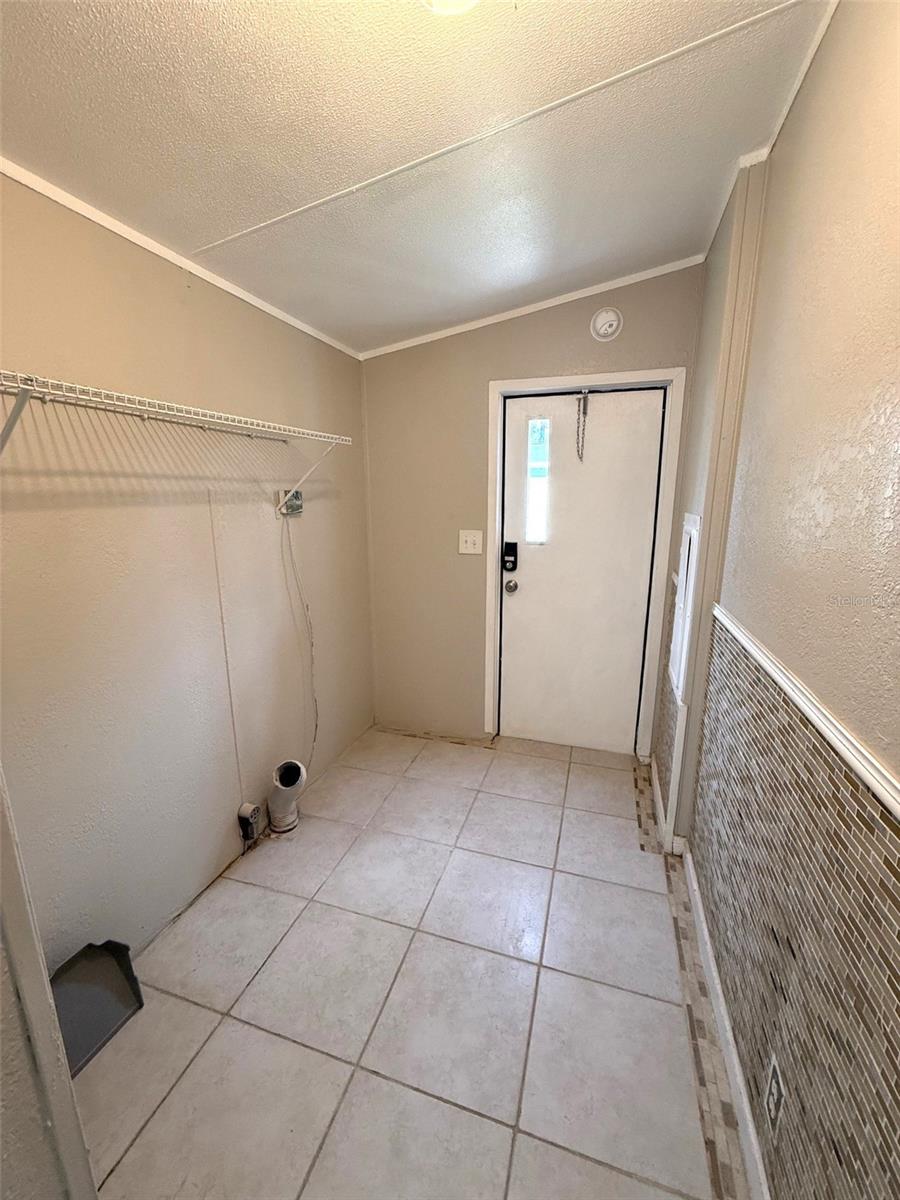 Listing photo id 14 for 304 Mccolskey Avenue