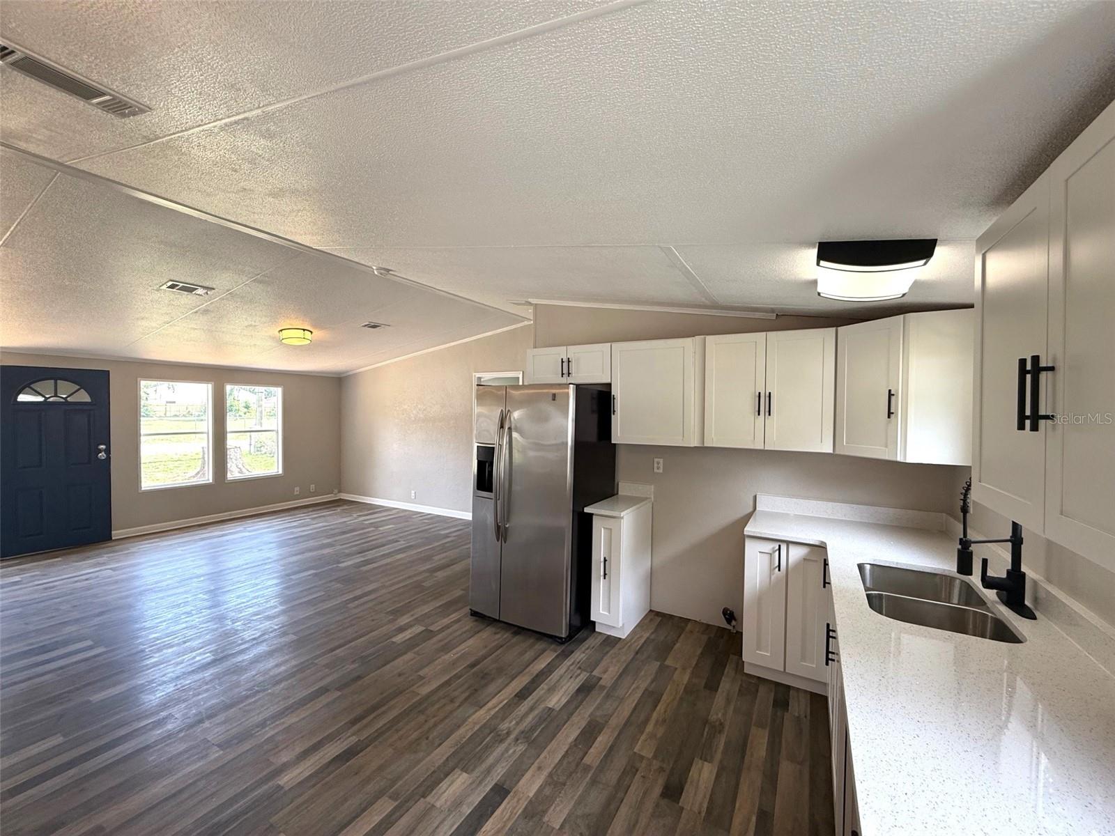 Listing photo id 2 for 304 Mccolskey Avenue
