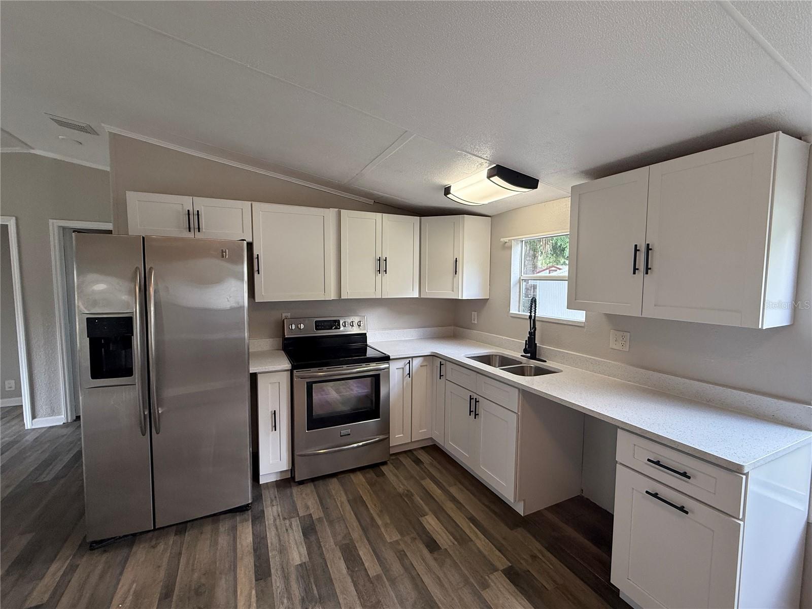 Listing photo id 4 for 304 Mccolskey Avenue