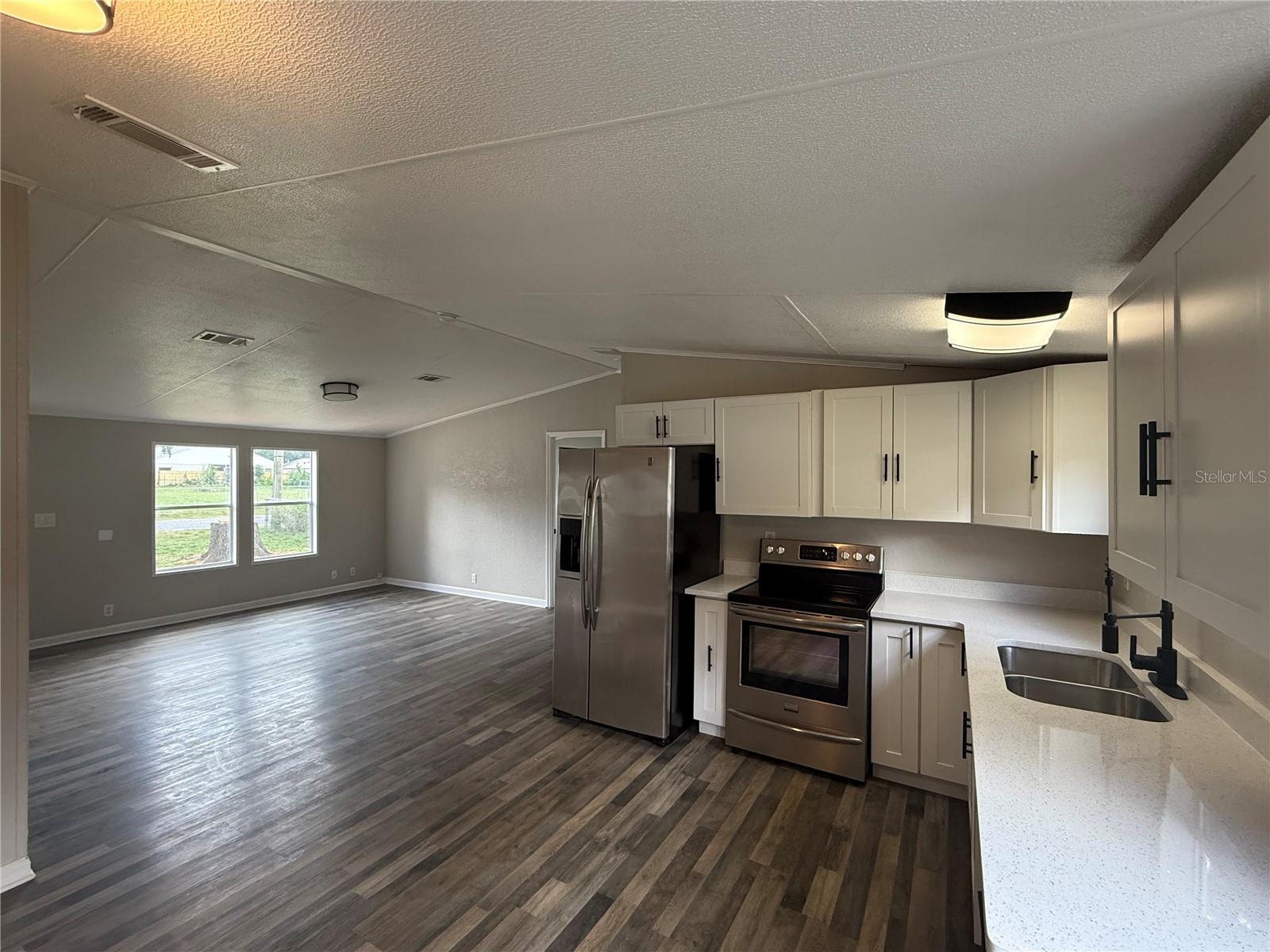 Listing photo id 5 for 304 Mccolskey Avenue