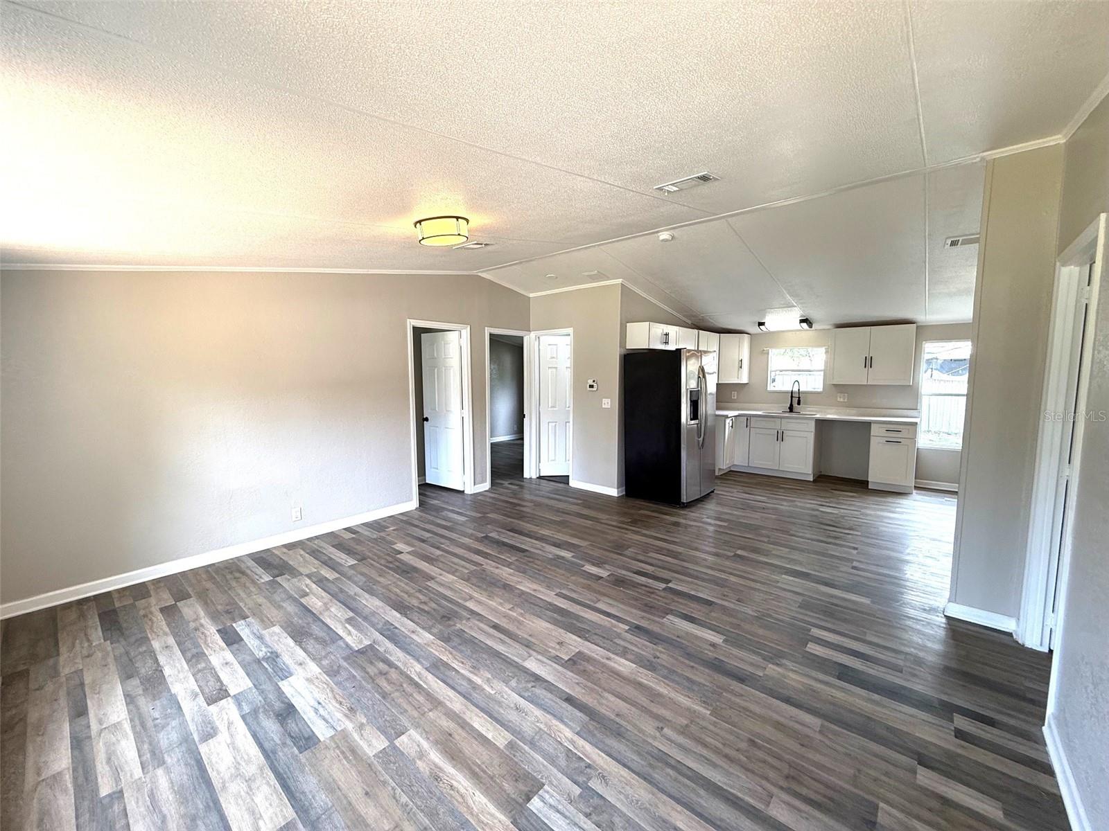 Listing photo id 6 for 304 Mccolskey Avenue
