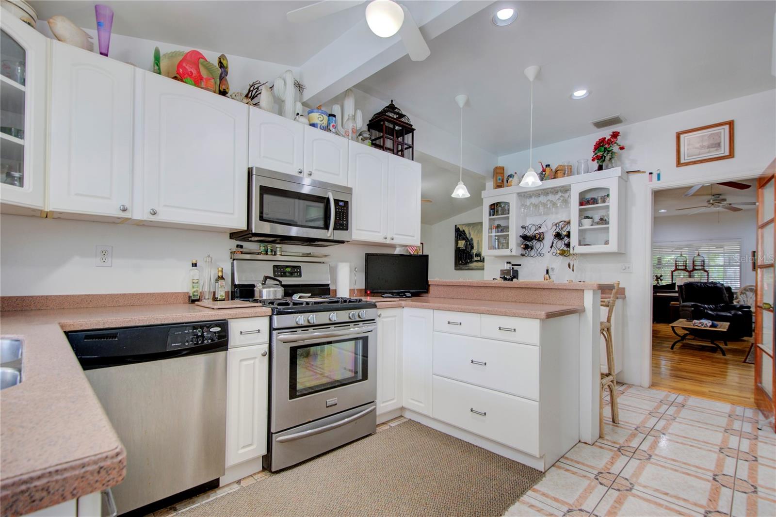 Image 13 of 66 For 921 24th Avenue N