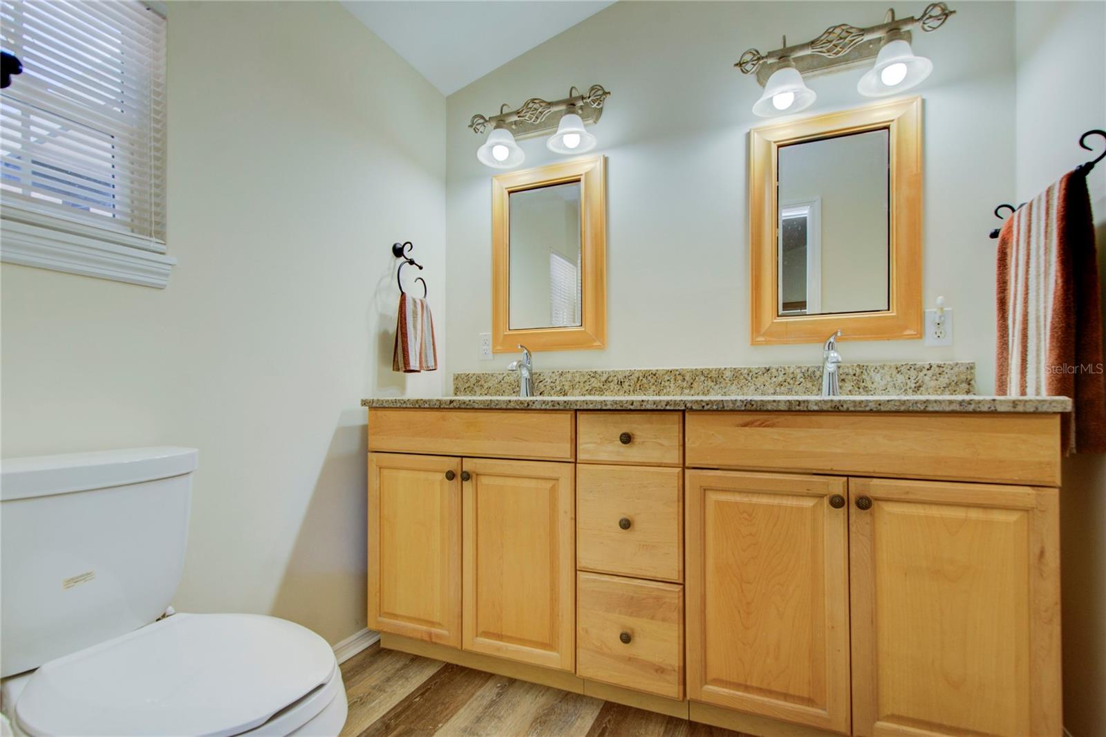 Image 24 of 66 For 921 24th Avenue N