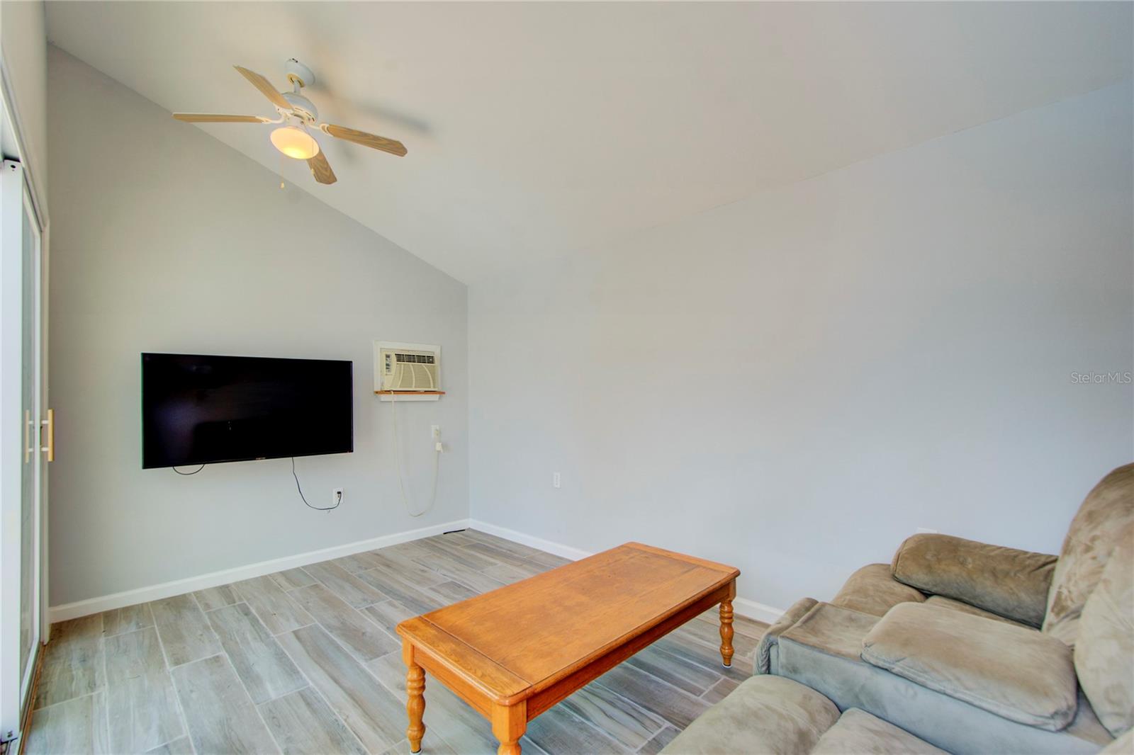 Image 50 of 66 For 921 24th Avenue N