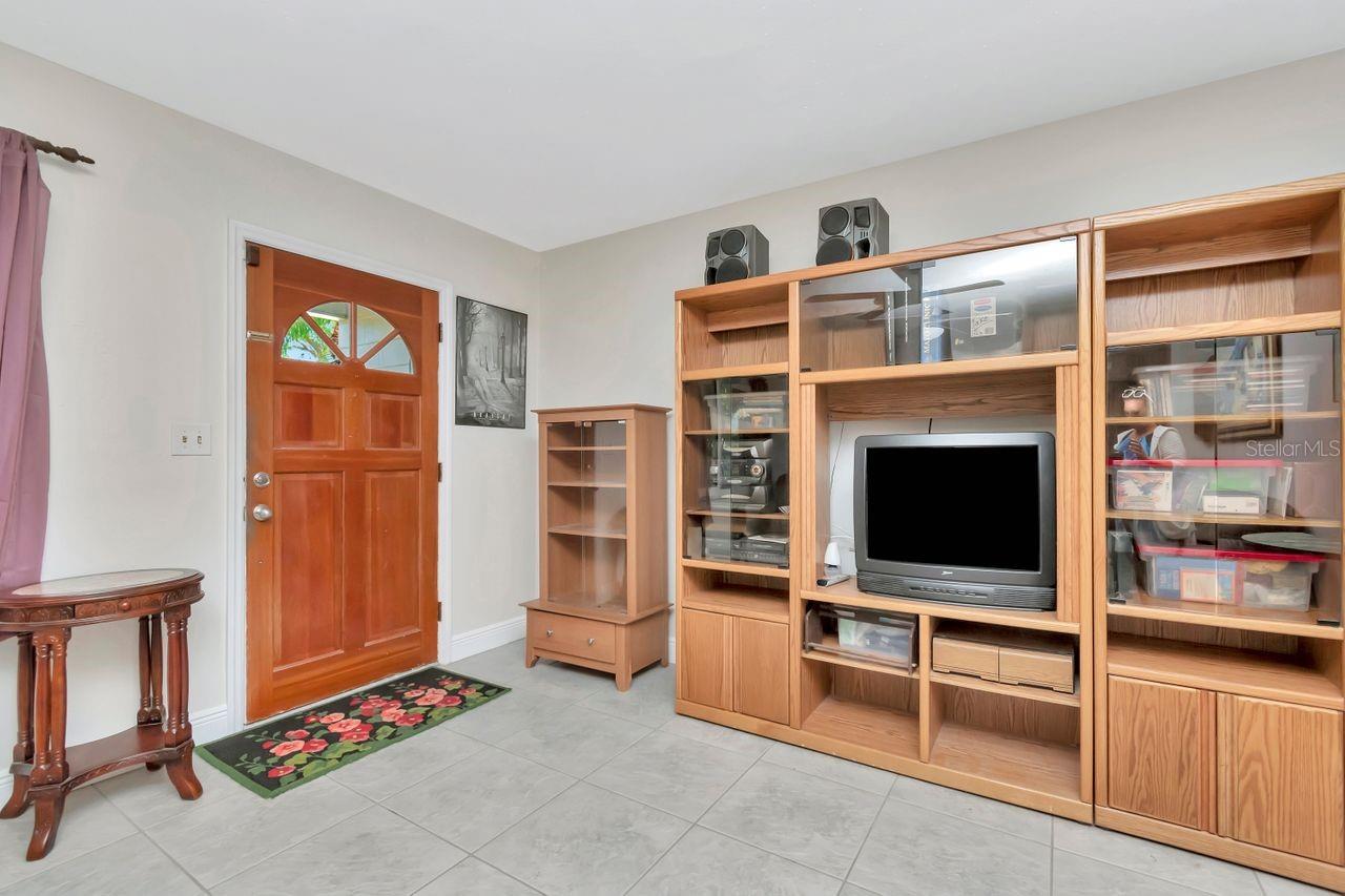 Image 6 of 46 For 940 43rd Avenue Ne