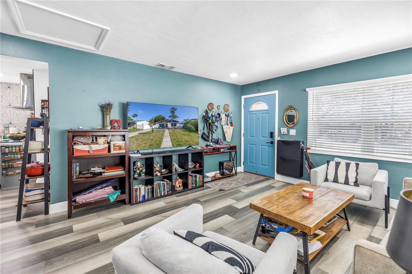 Listing photo id 8 for 633 47th Avenue N