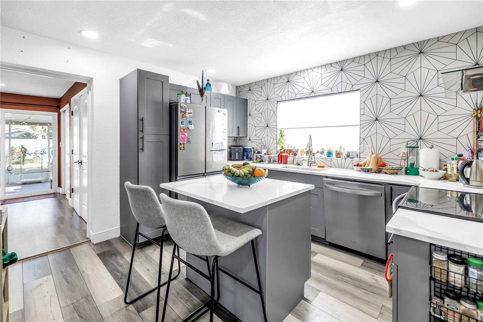 Listing photo id 9 for 633 47th Avenue N