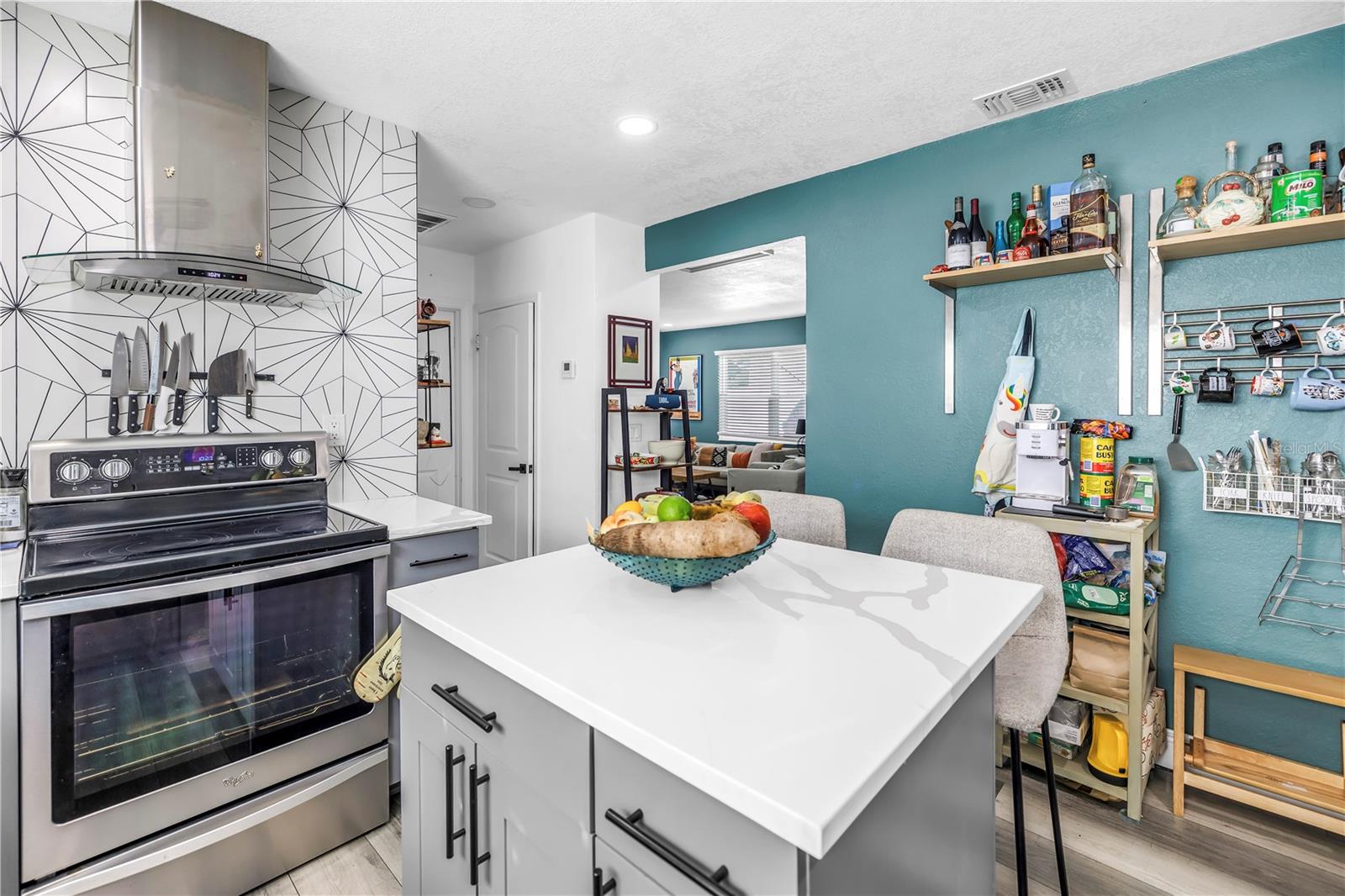 Listing photo id 11 for 633 47th Avenue N