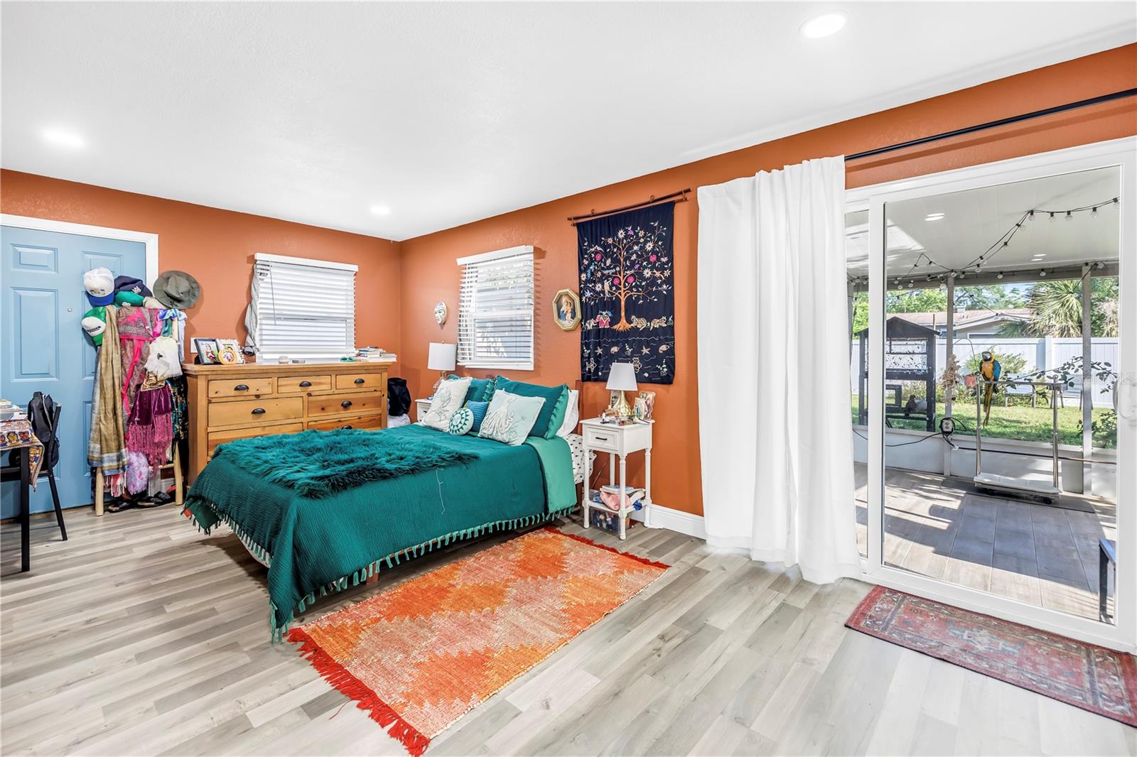 Listing photo id 13 for 633 47th Avenue N