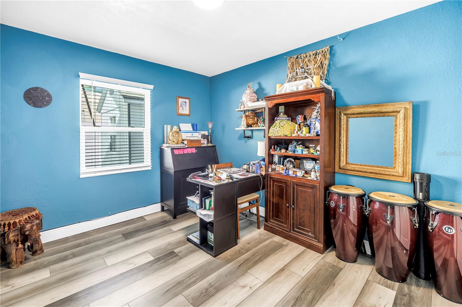 Listing photo id 15 for 633 47th Avenue N