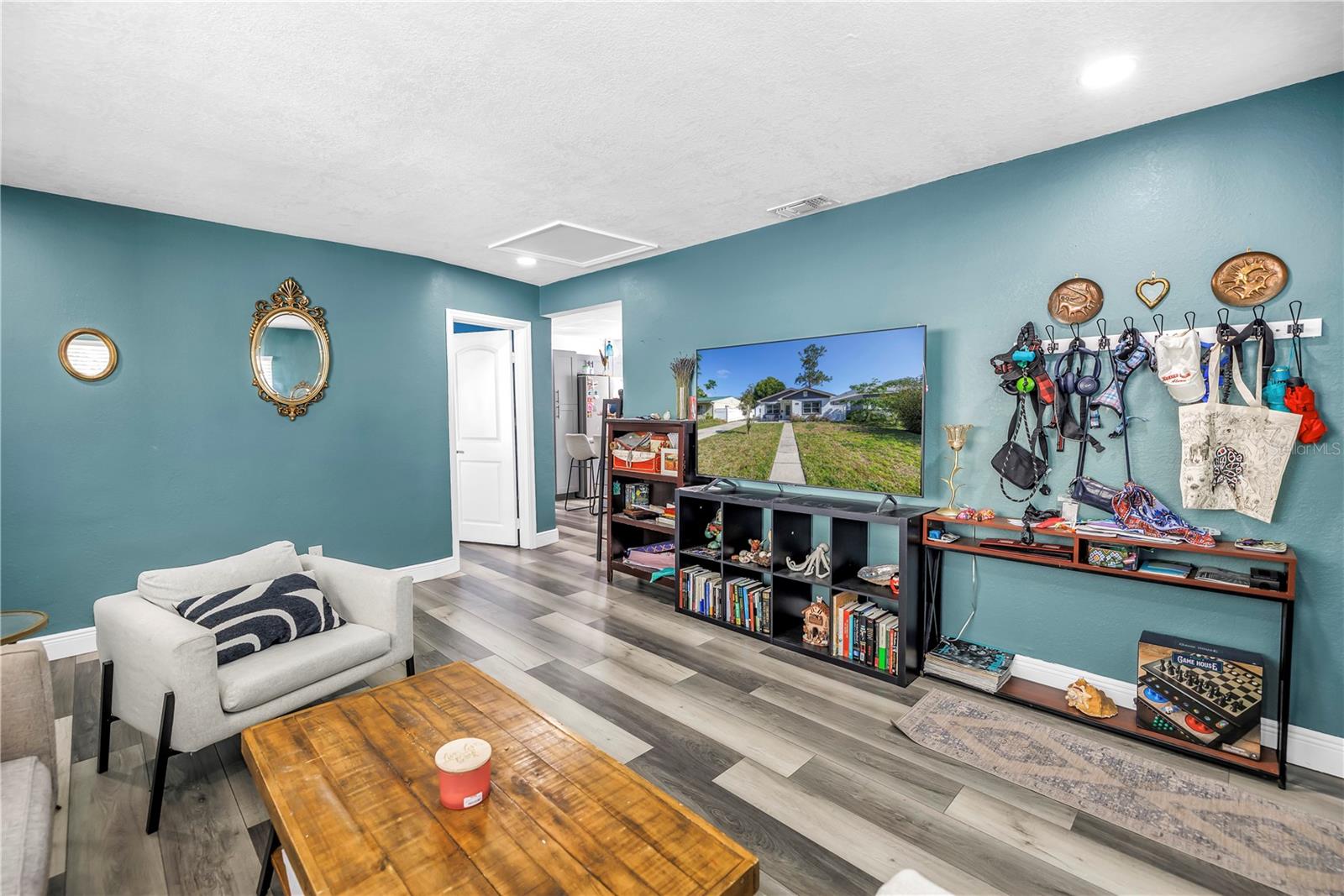 Listing photo id 16 for 633 47th Avenue N