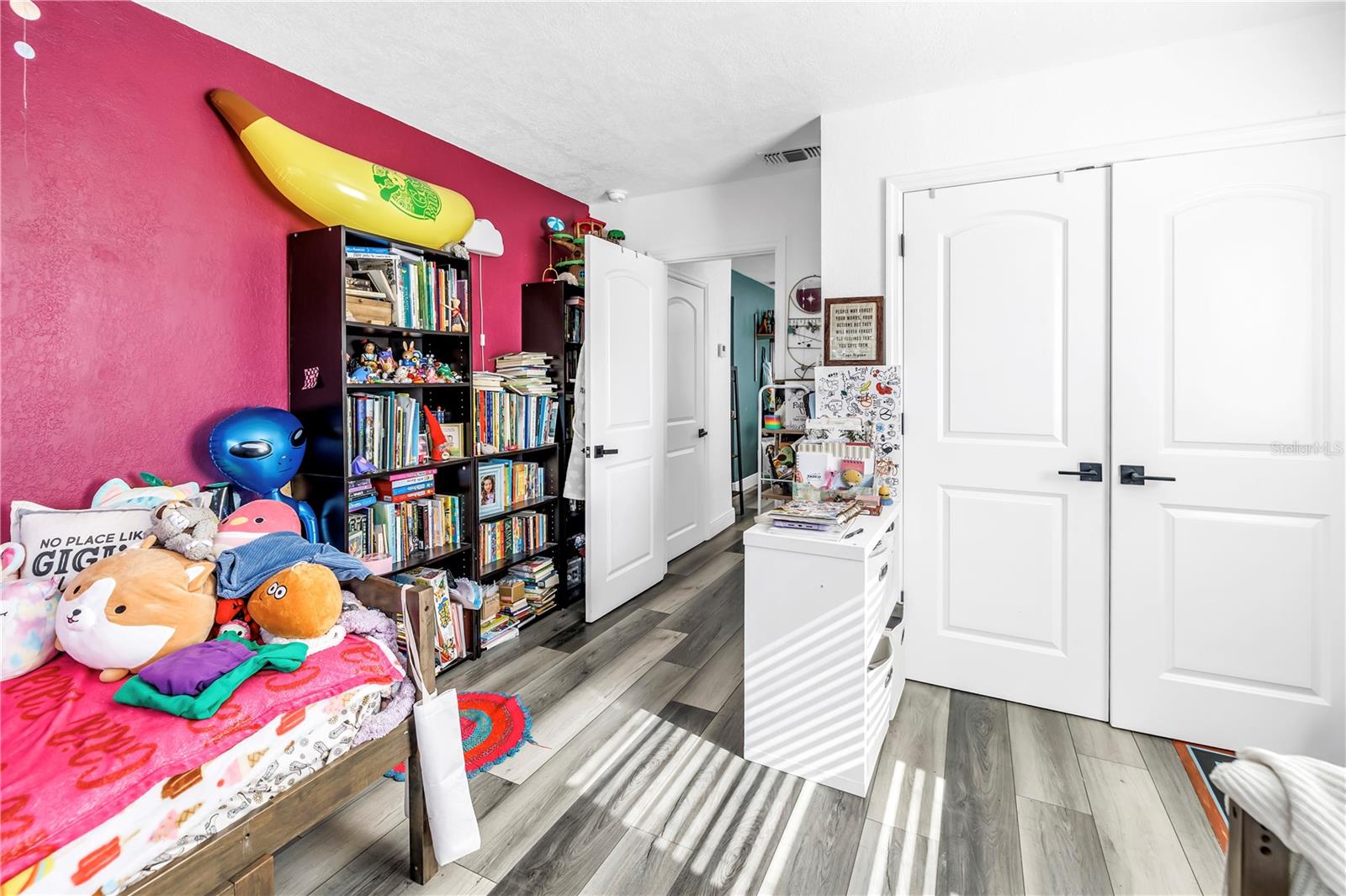 Listing photo id 18 for 633 47th Avenue N