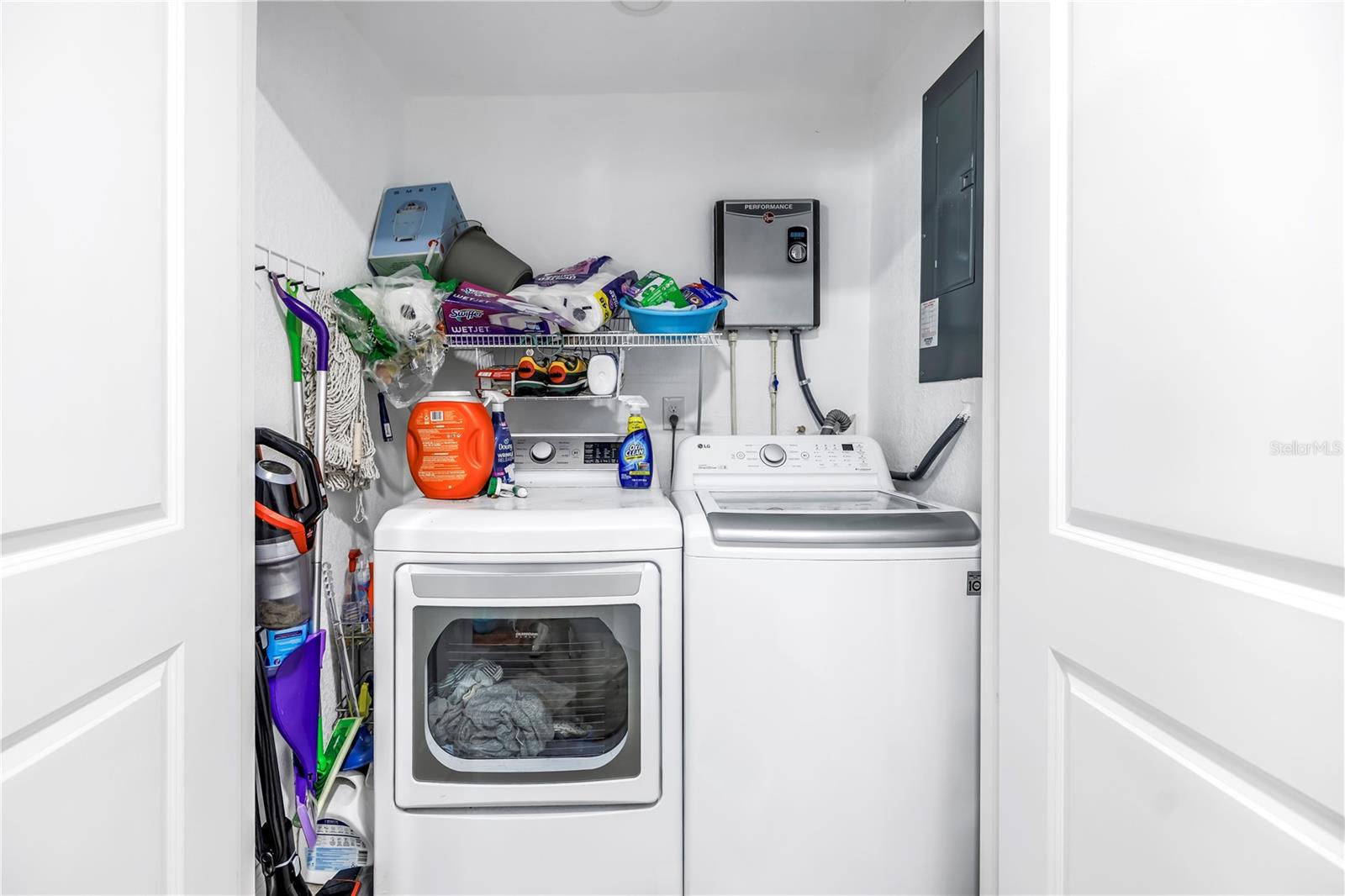 Listing photo id 21 for 633 47th Avenue N