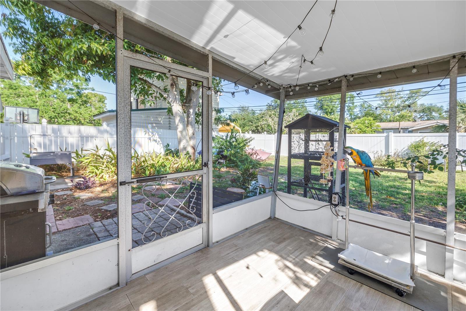 Listing photo id 24 for 633 47th Avenue N