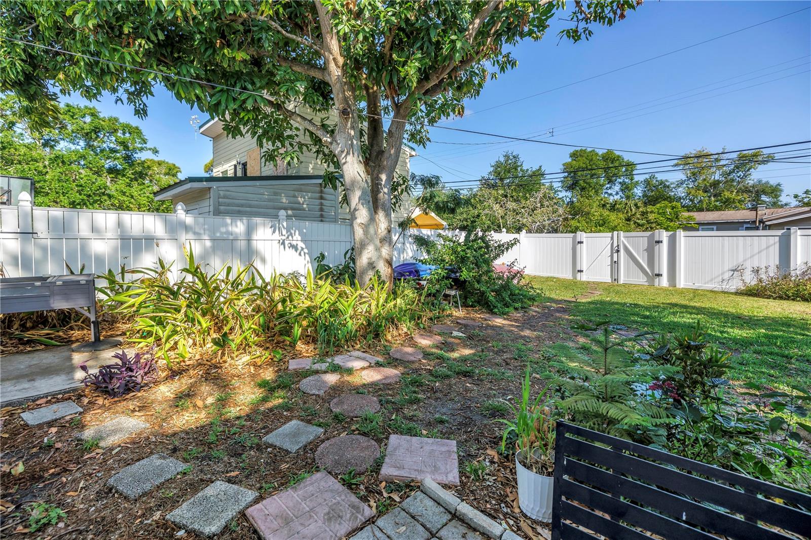 Listing photo id 25 for 633 47th Avenue N