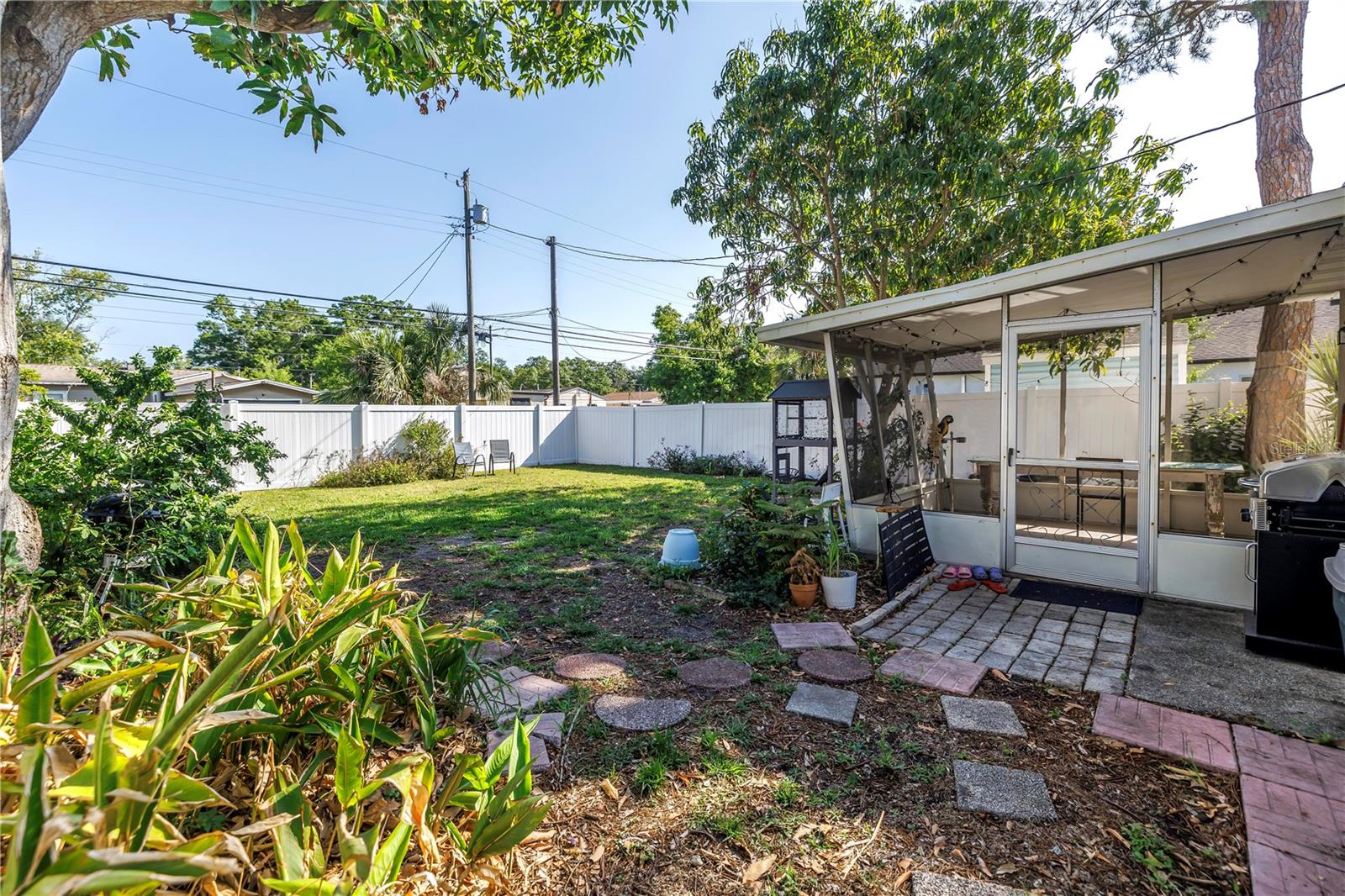 Listing photo id 26 for 633 47th Avenue N