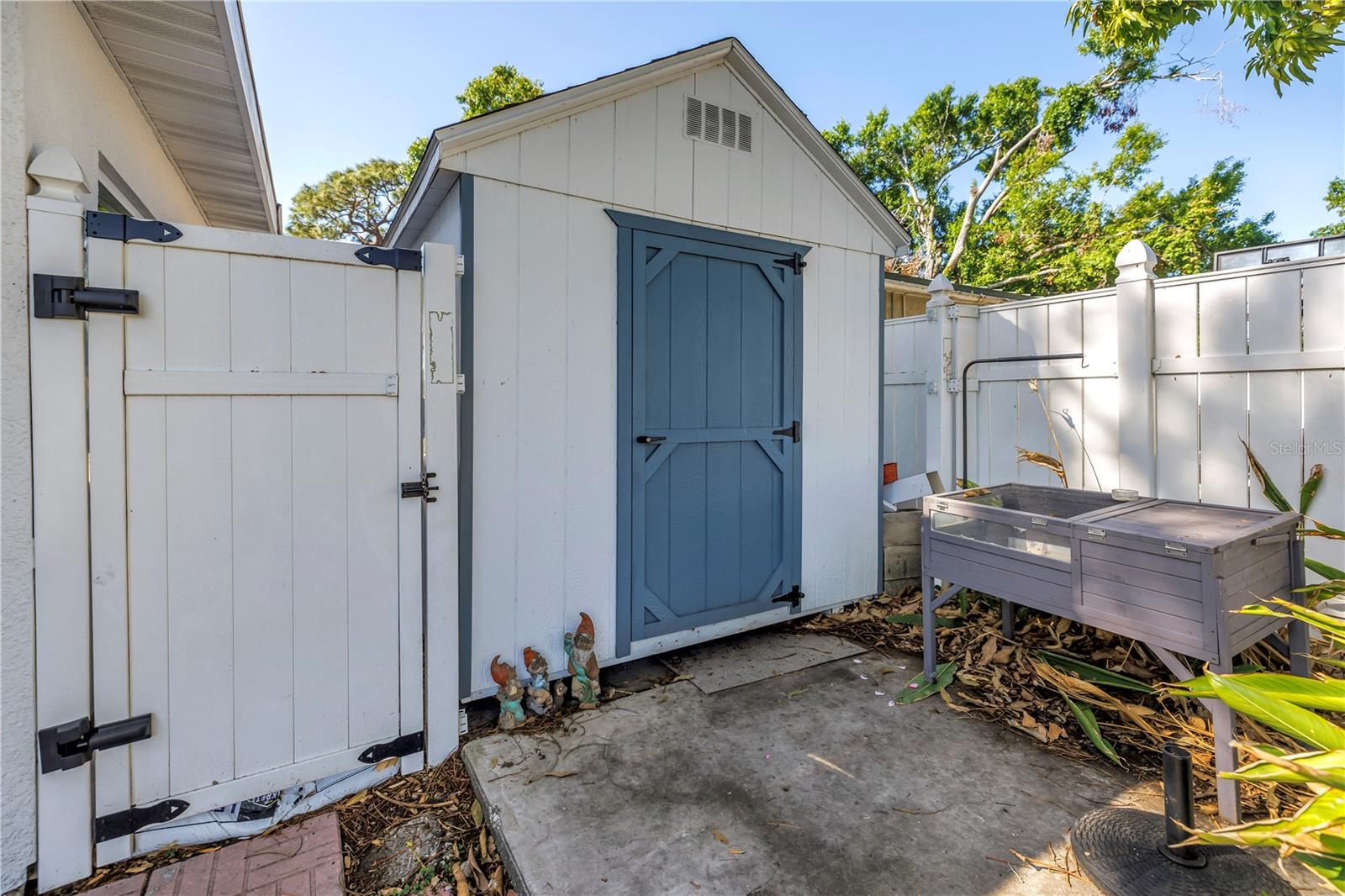 Listing photo id 27 for 633 47th Avenue N