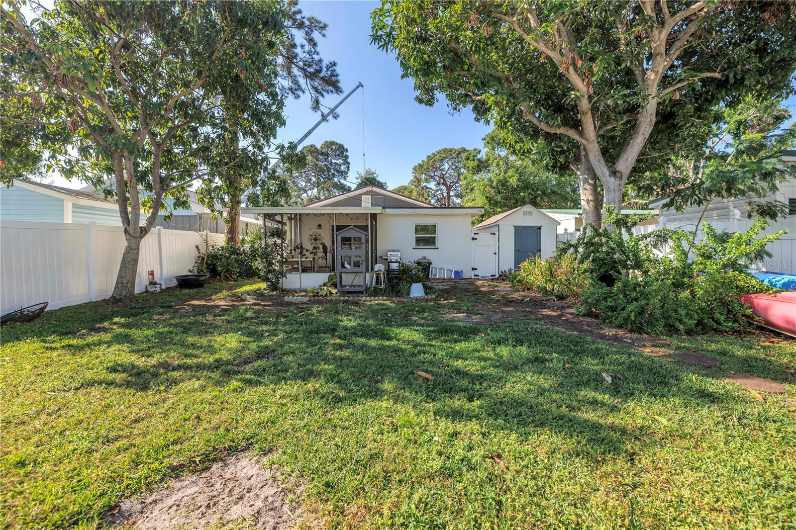 Listing photo id 31 for 633 47th Avenue N
