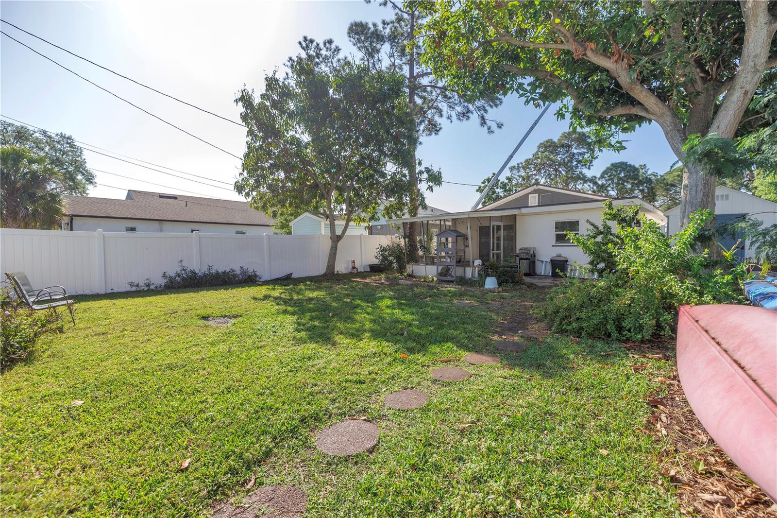 Listing photo id 32 for 633 47th Avenue N