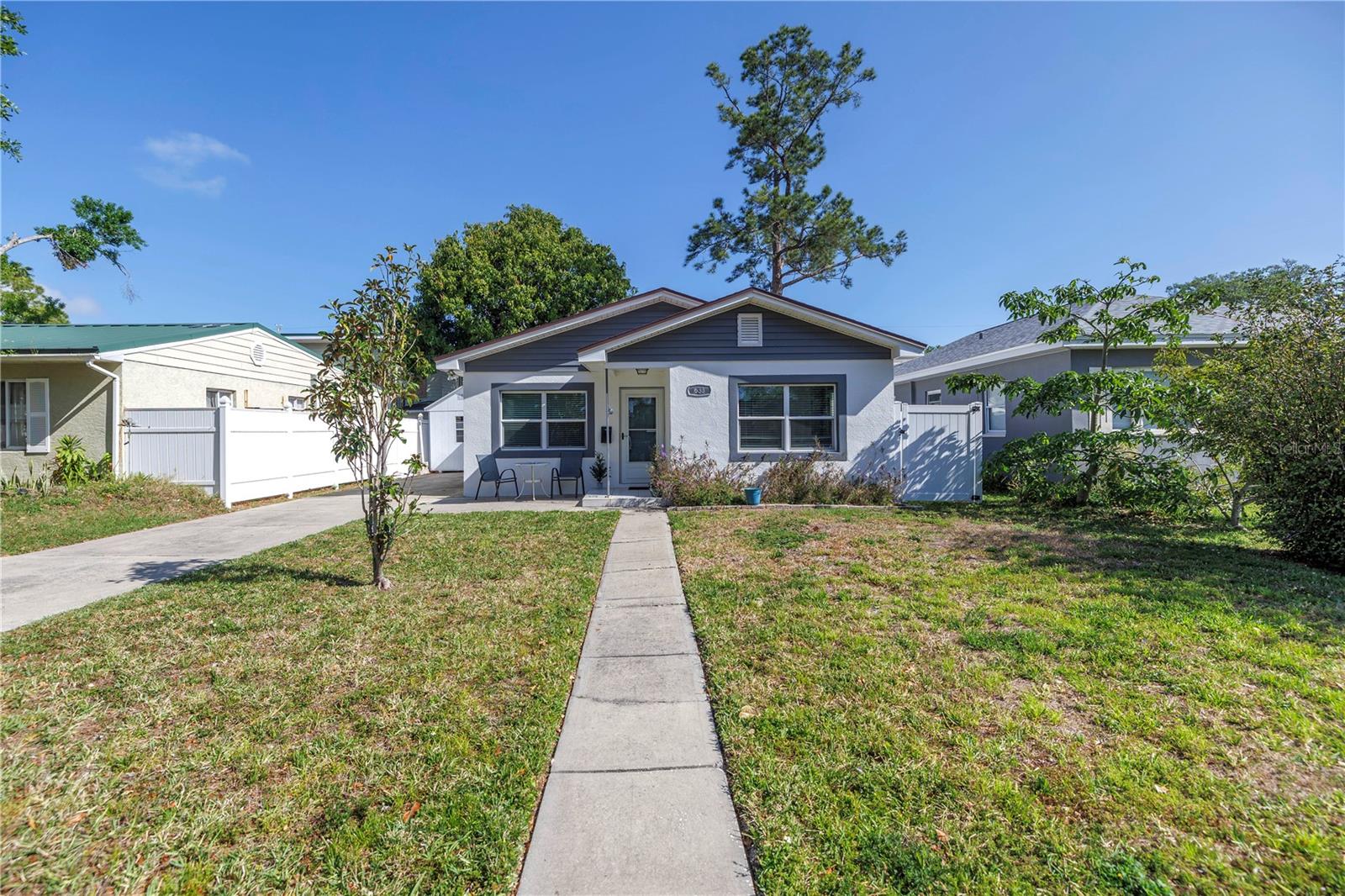 Listing photo id 2 for 633 47th Avenue N