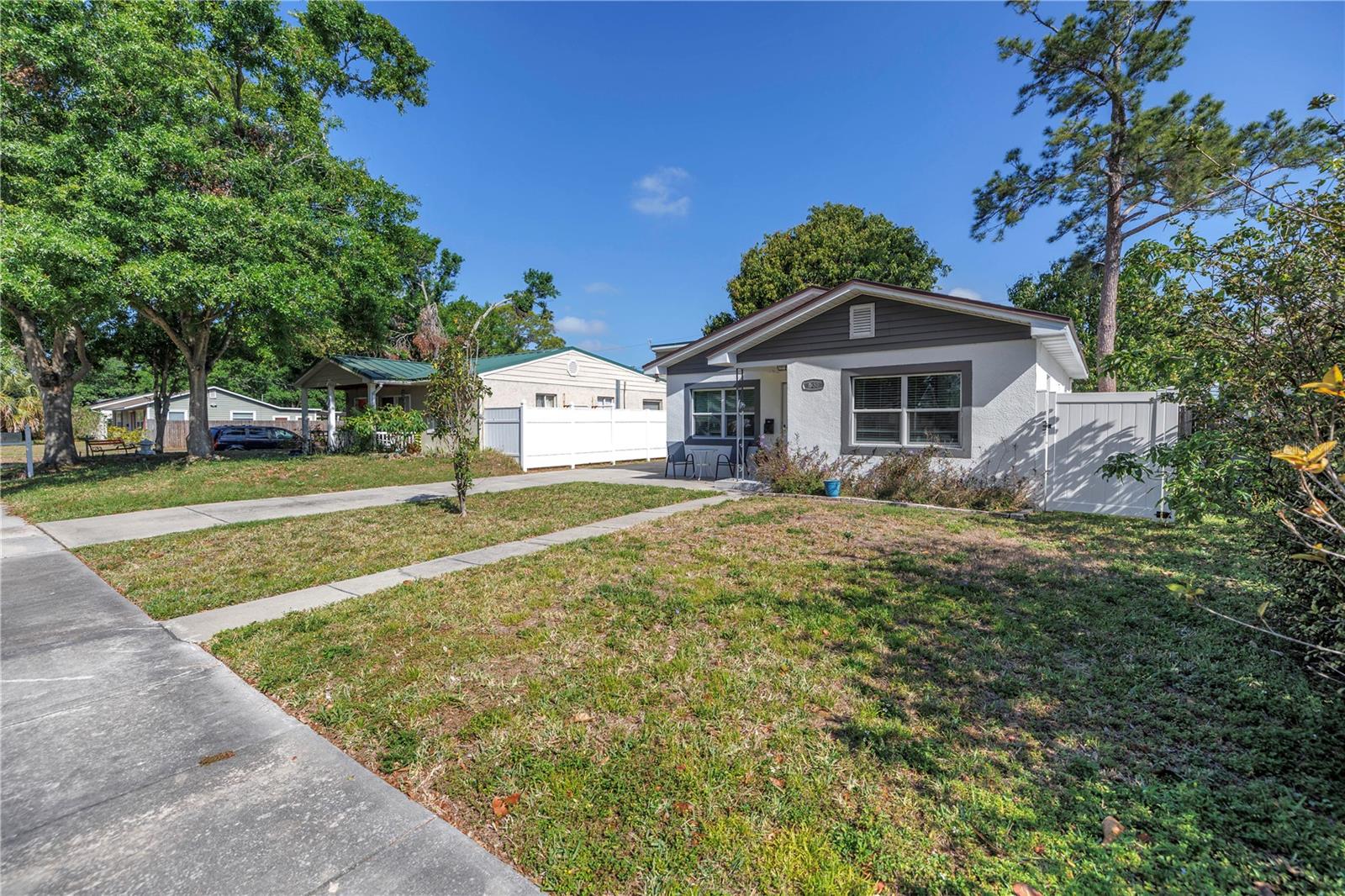 Listing photo id 3 for 633 47th Avenue N