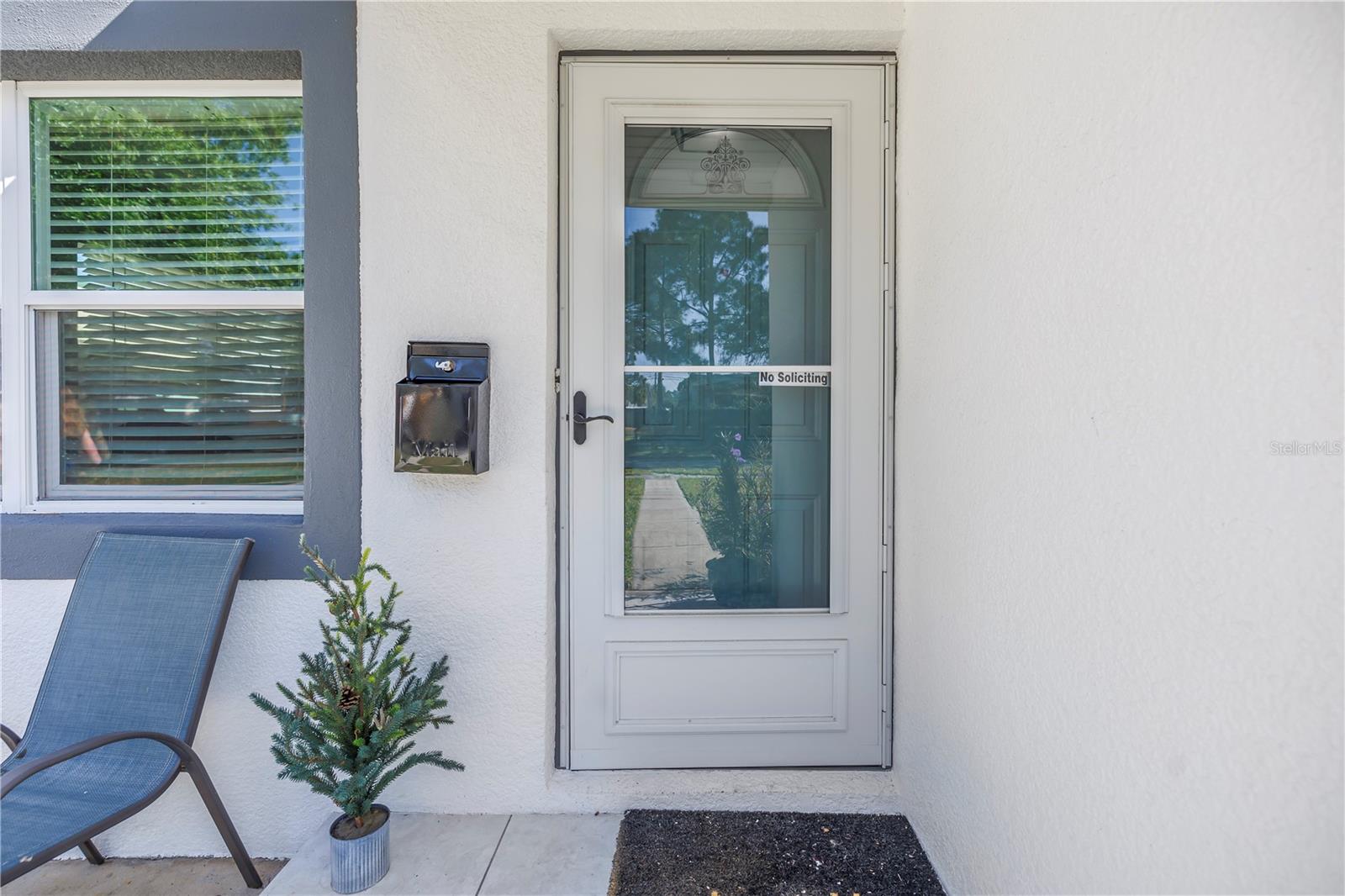 Listing photo id 5 for 633 47th Avenue N