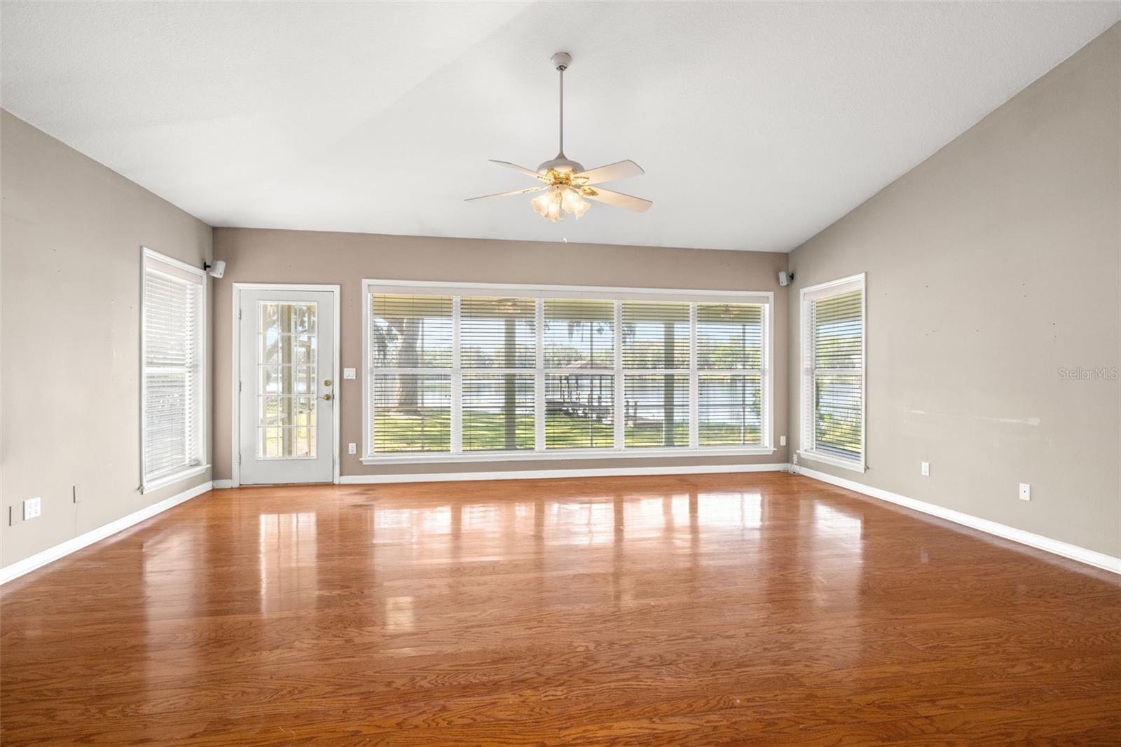 Listing photo id 8 for 18132 Oakdale Road